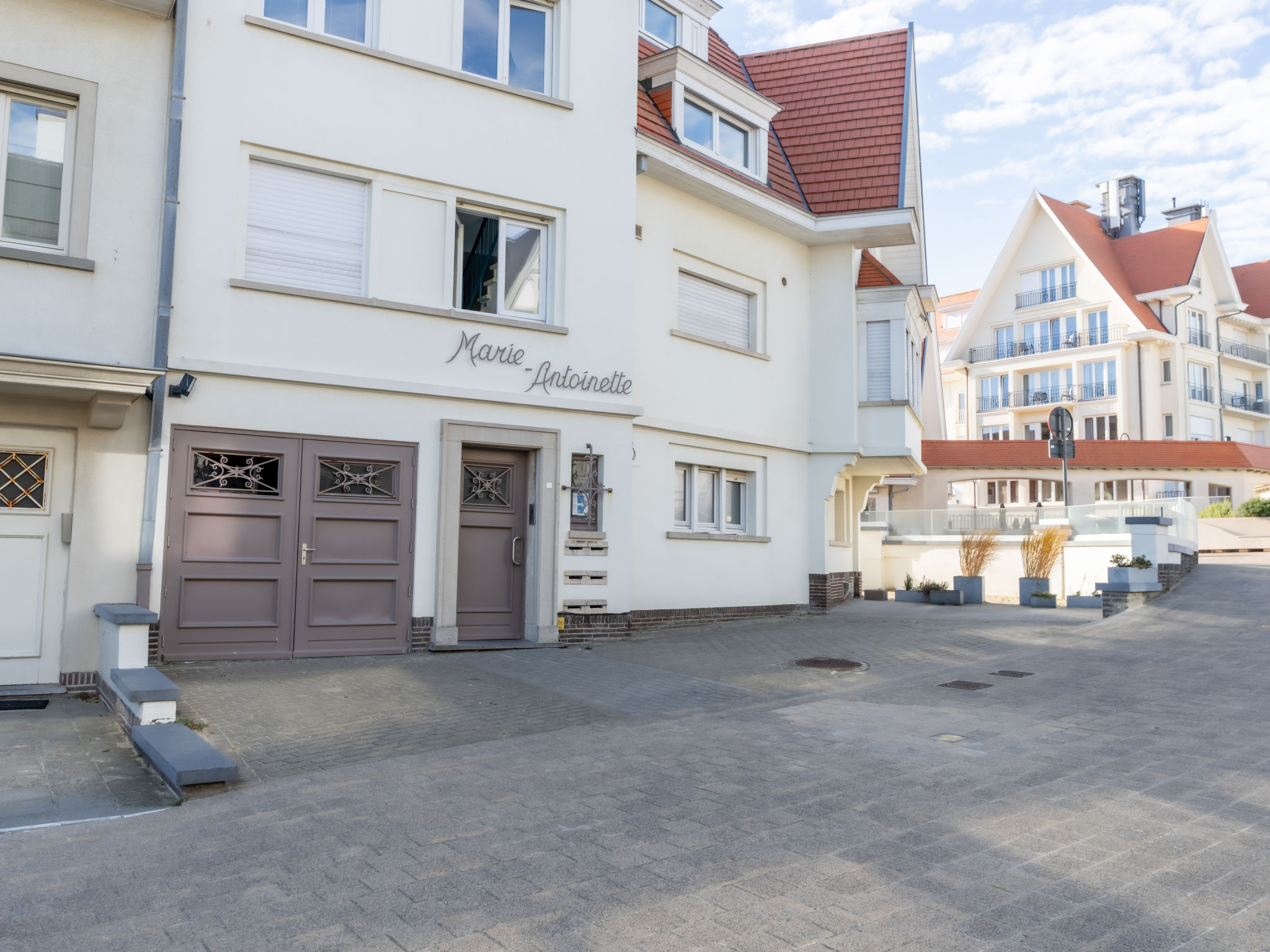 Marie Antoinette-Outside