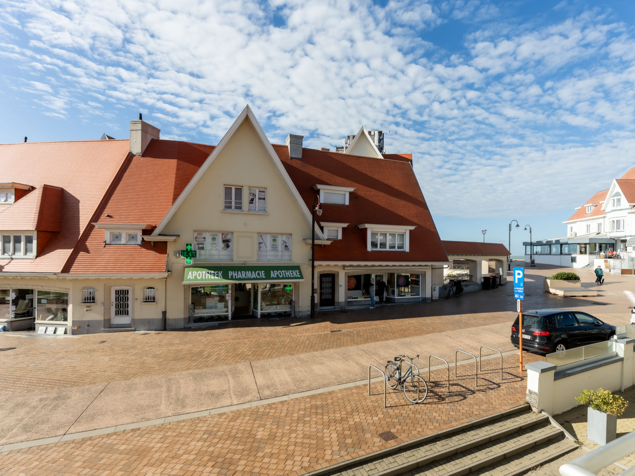 Marie Antoinette-Outside