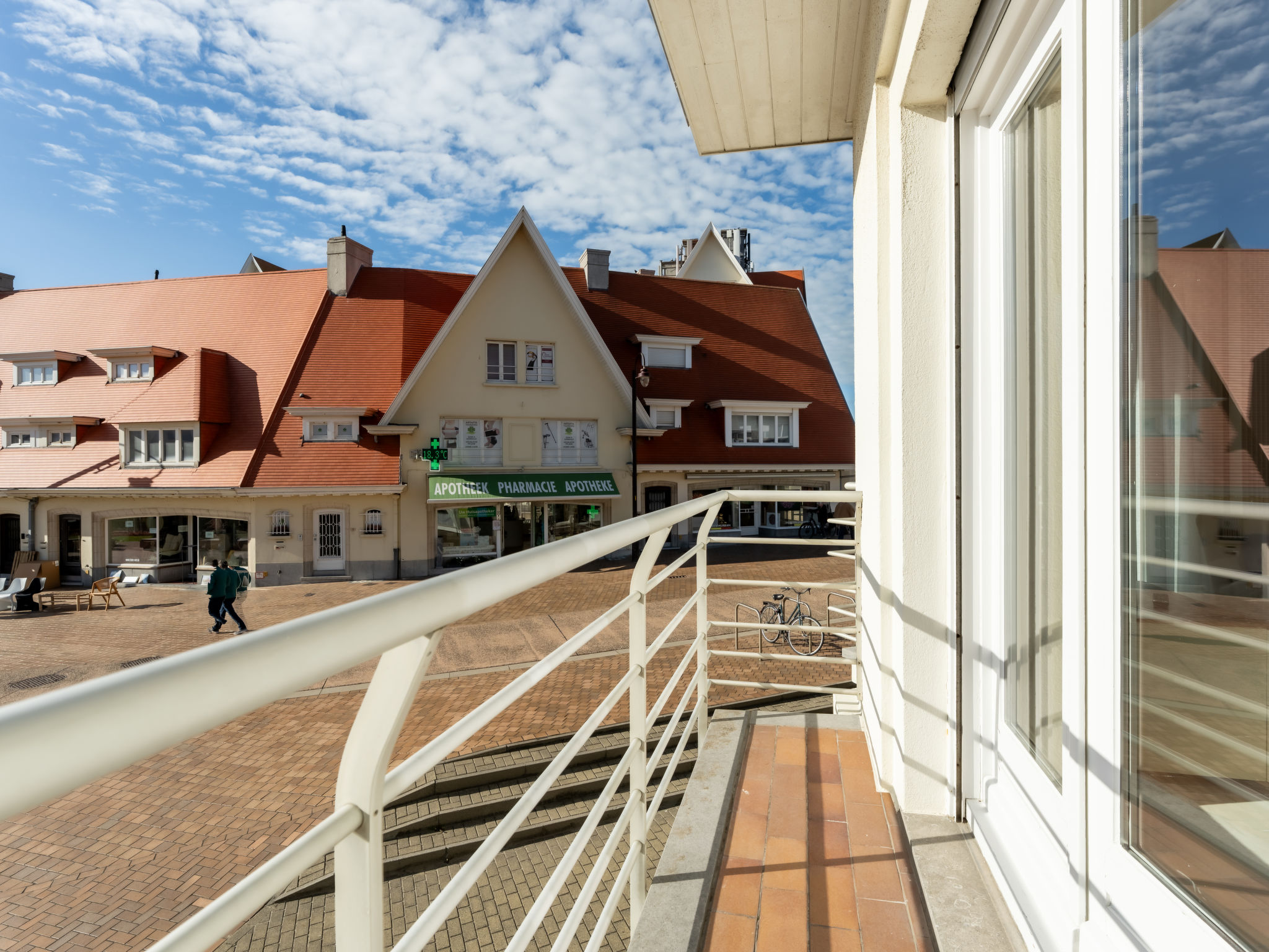 Marie Antoinette-Outside