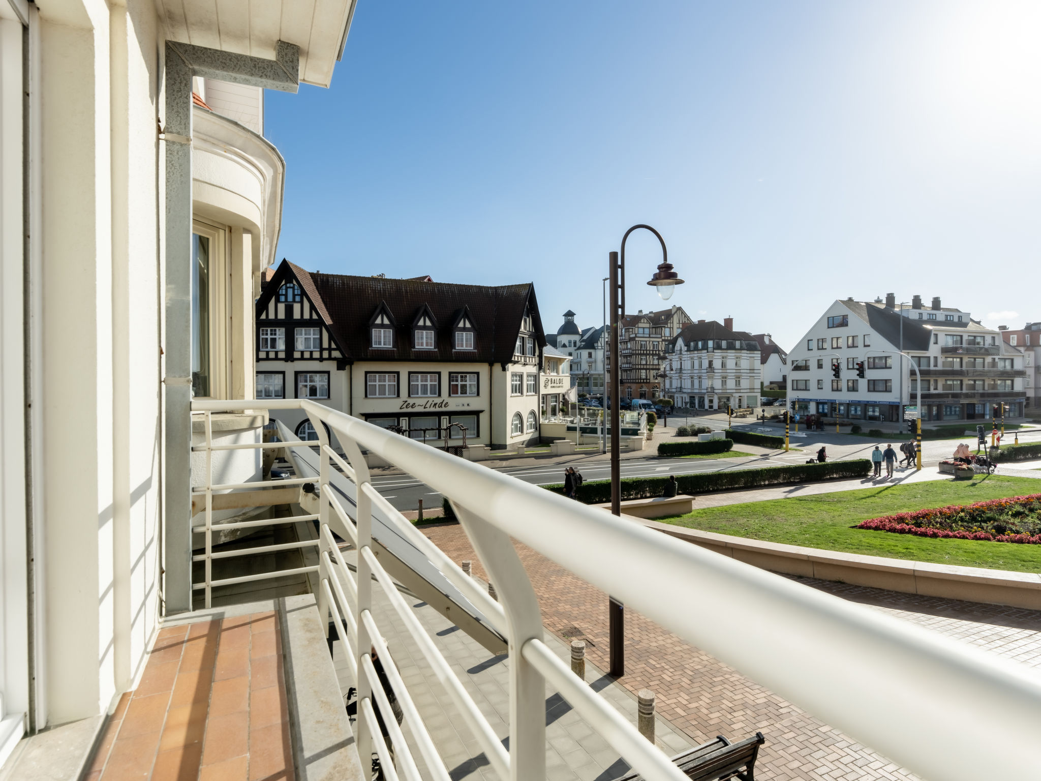 Marie Antoinette-Outside