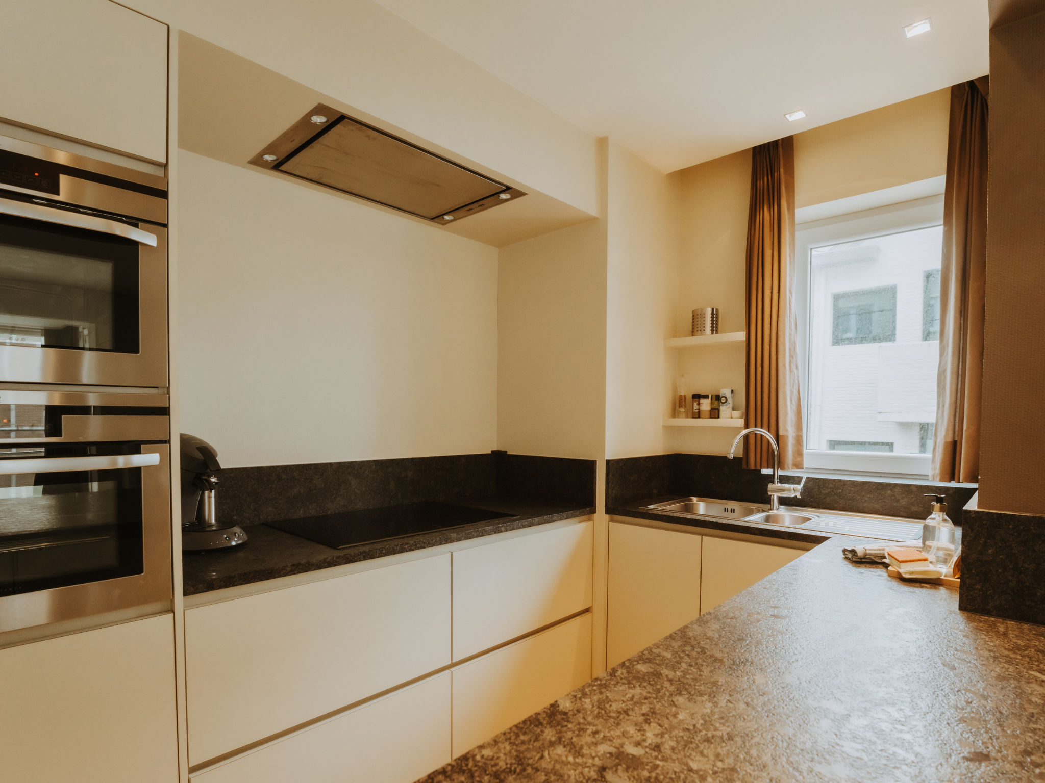 Photo of Goethe close to the beach