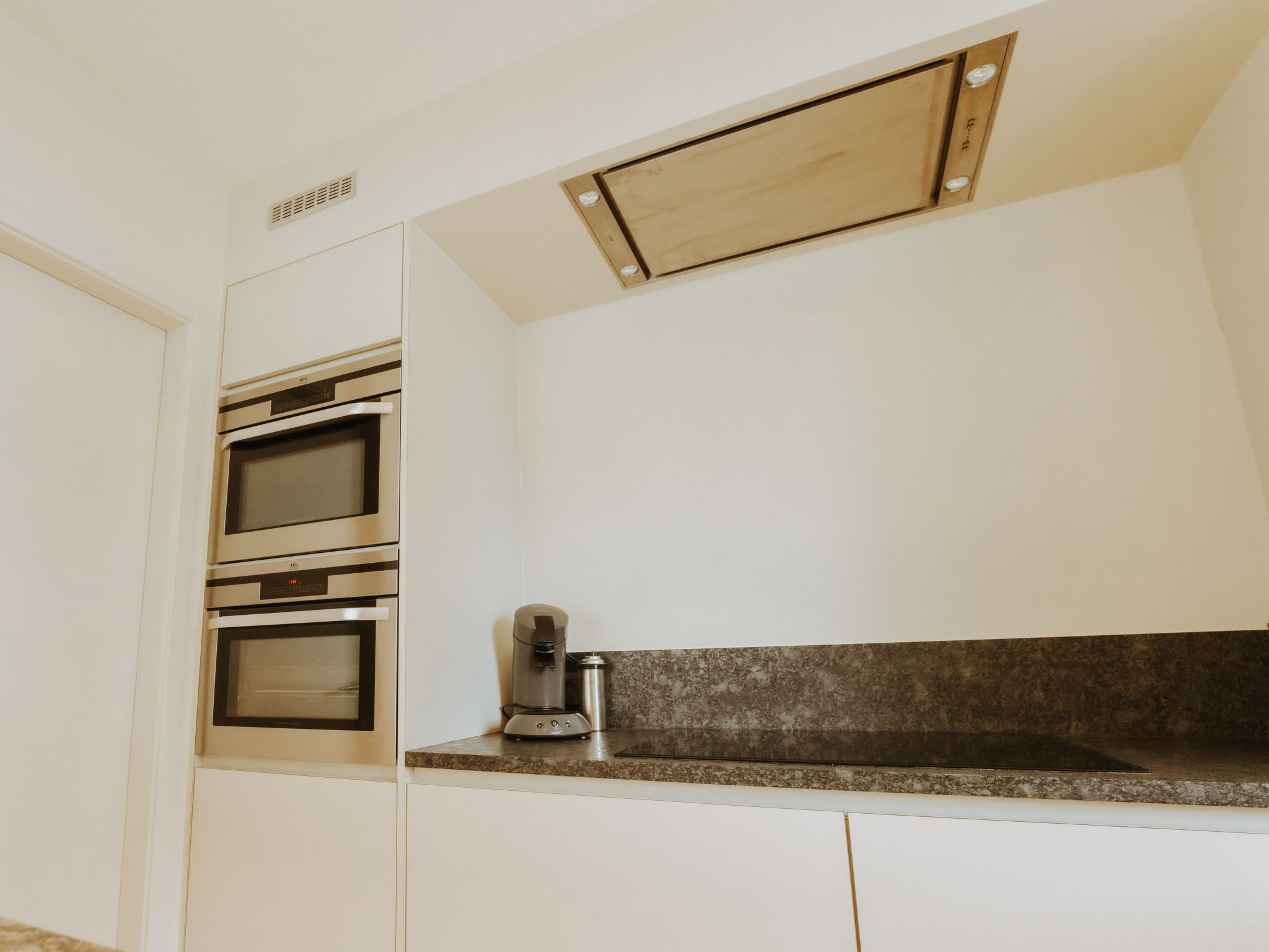 Photo of Goethe close to the beach