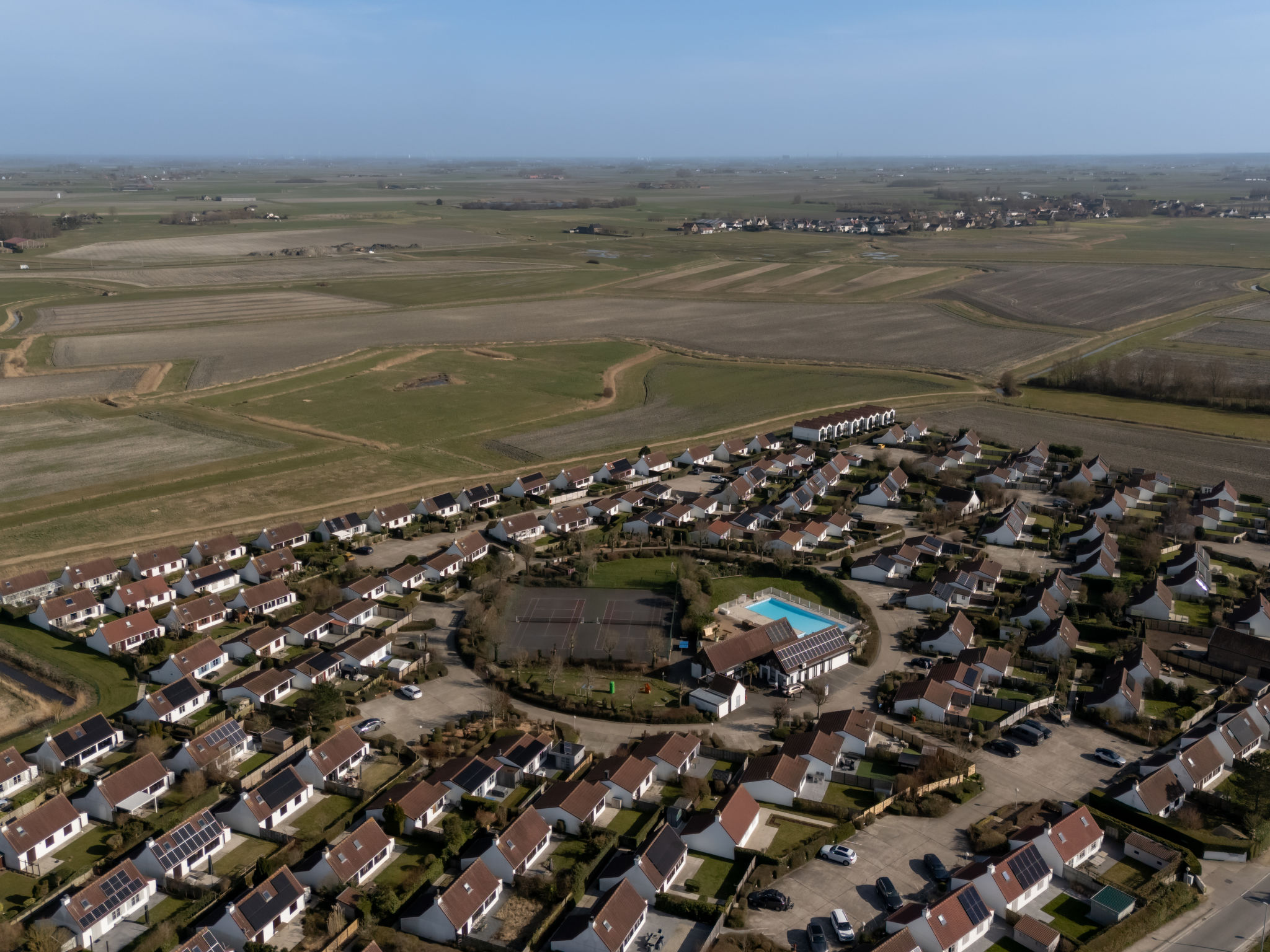 Beluga with parking and shared pool-Outside