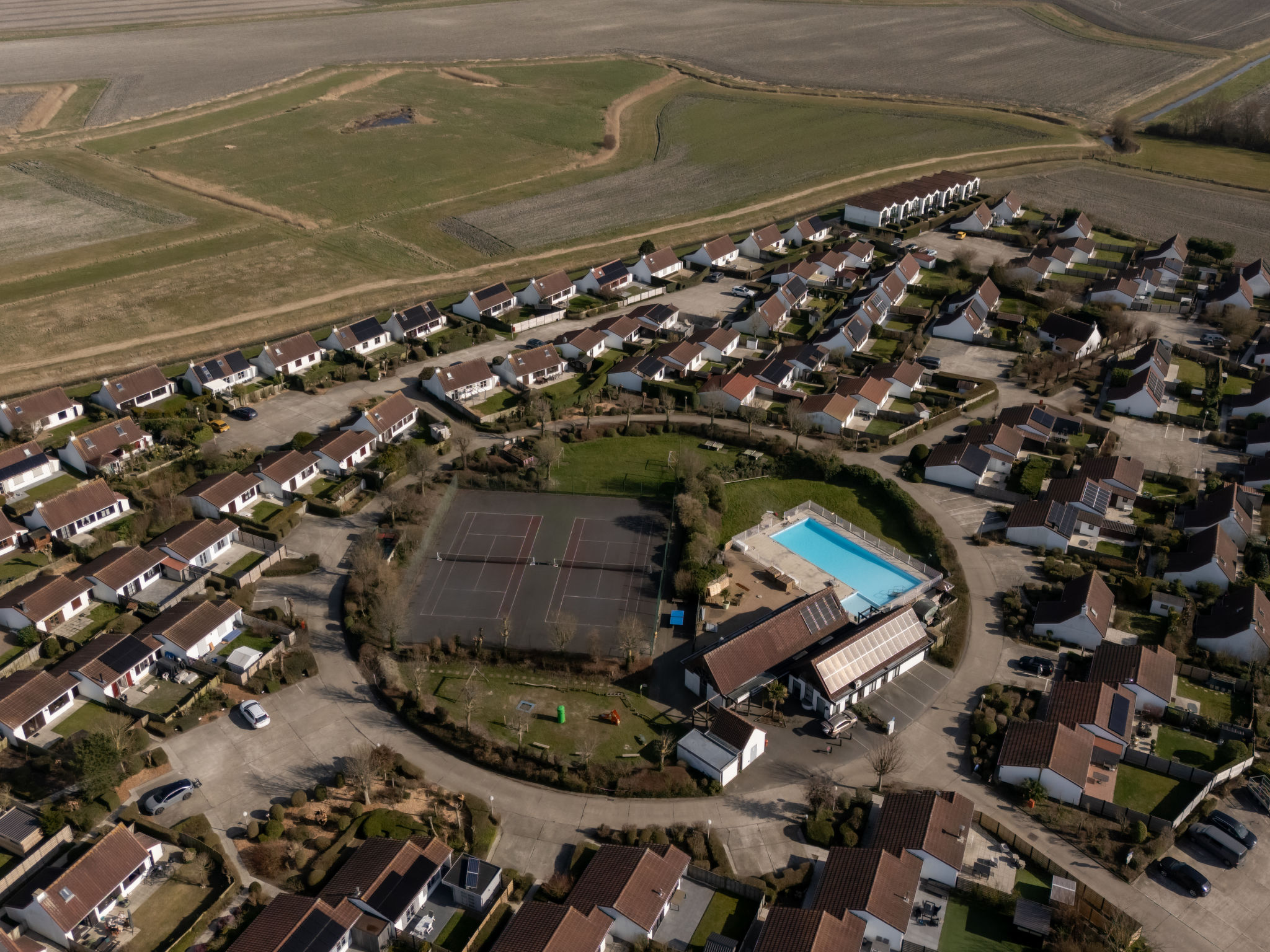 Beluga with parking and shared pool-Outside