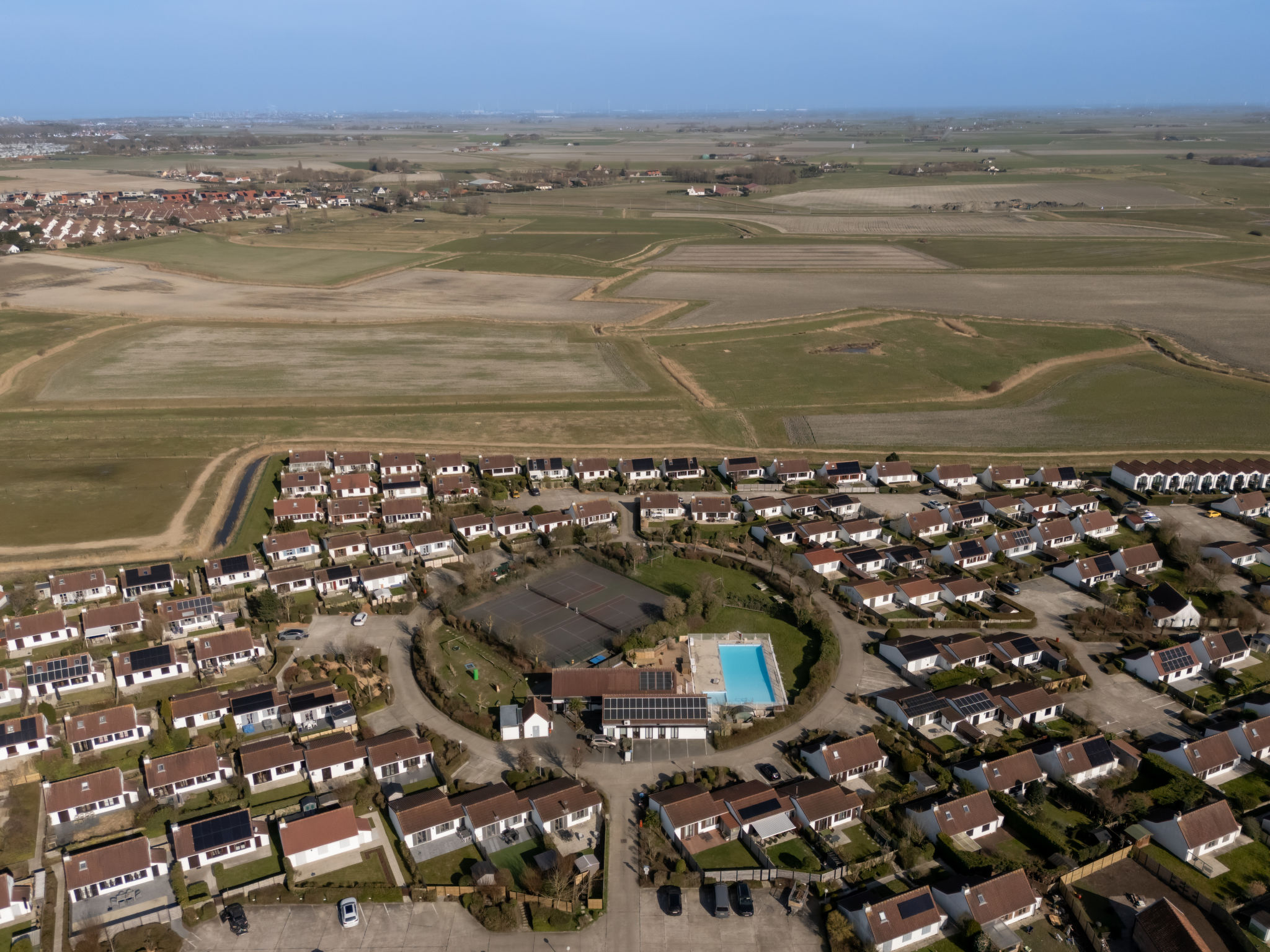 Beluga with parking and shared pool-Outside