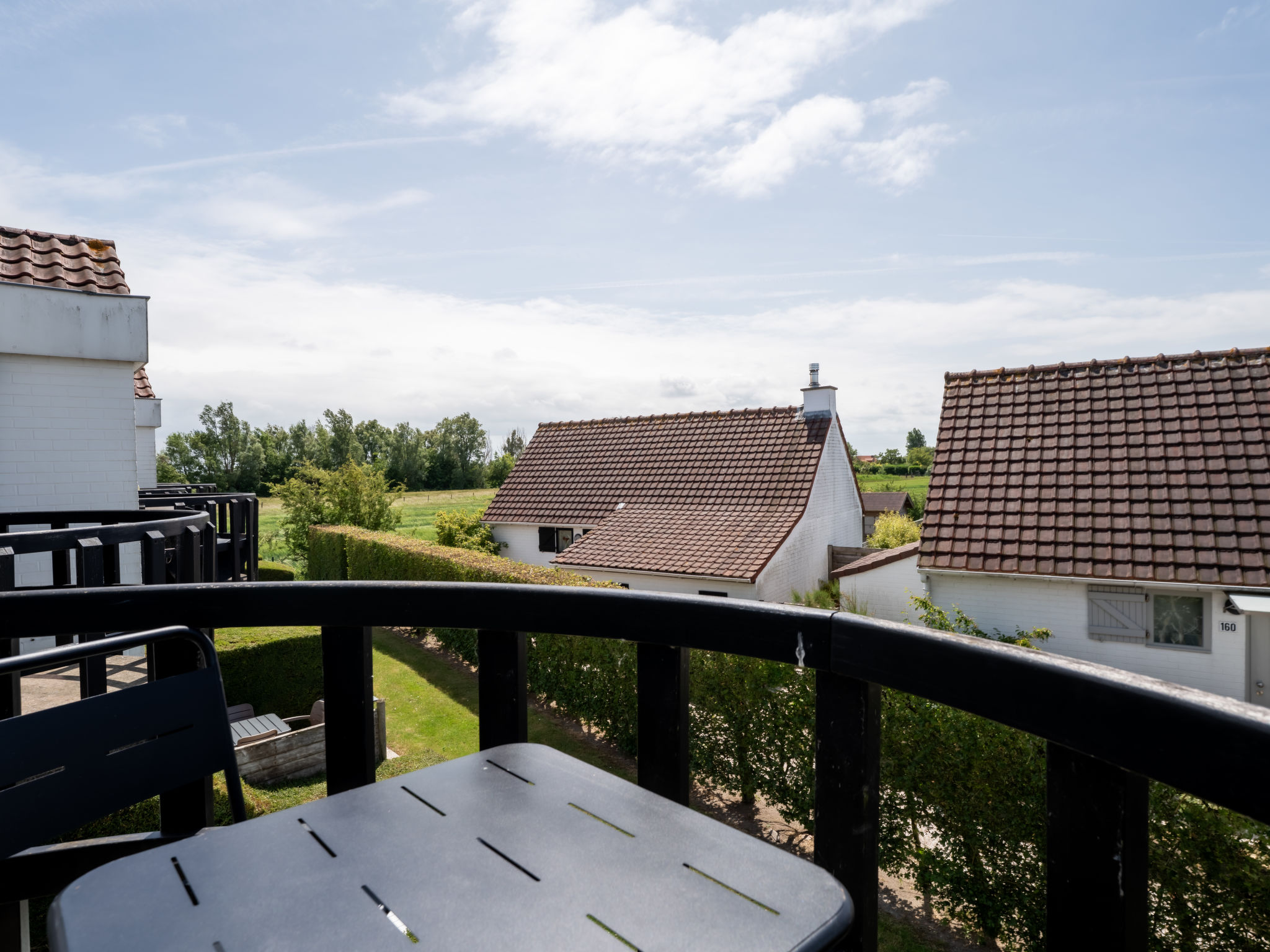 Julie with parking and shared pool-Buiten