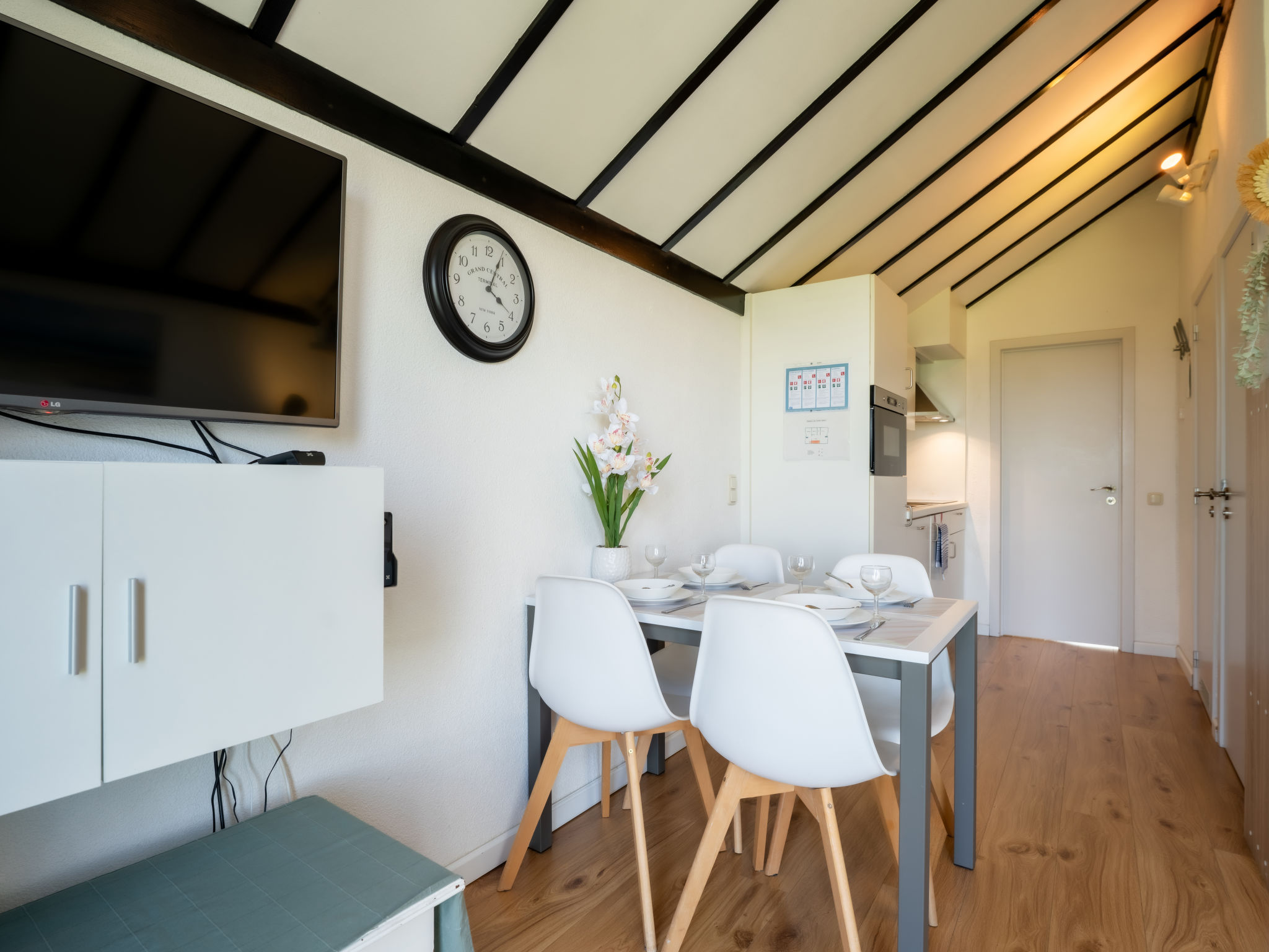 Julie with parking and shared pool-Binnen