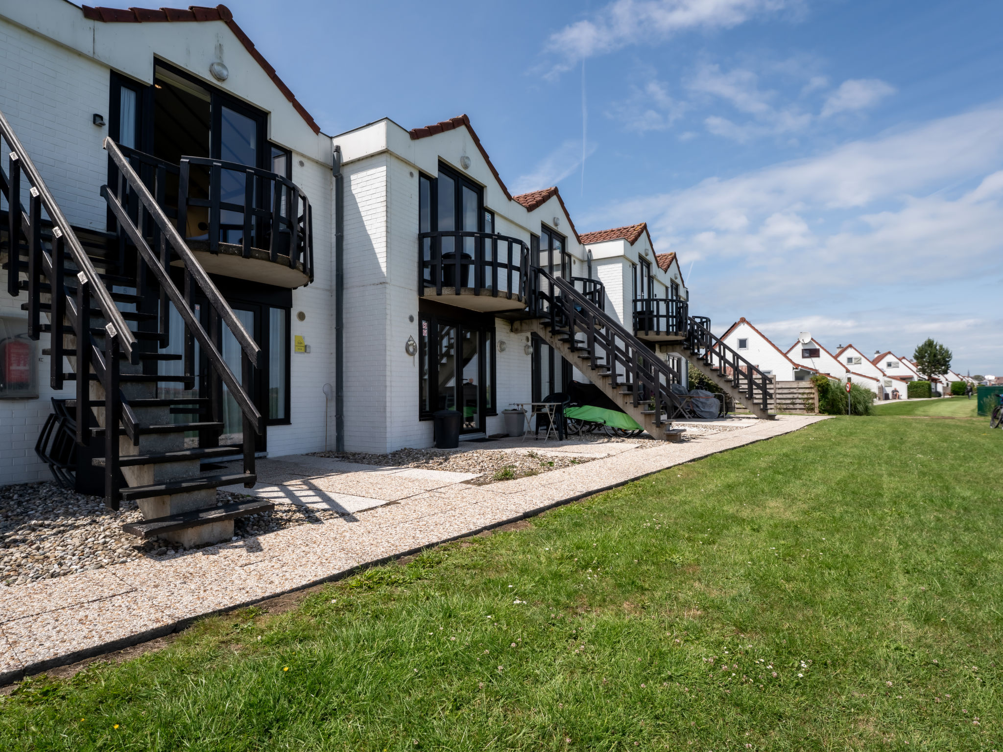 Julie with parking and shared pool-Buiten