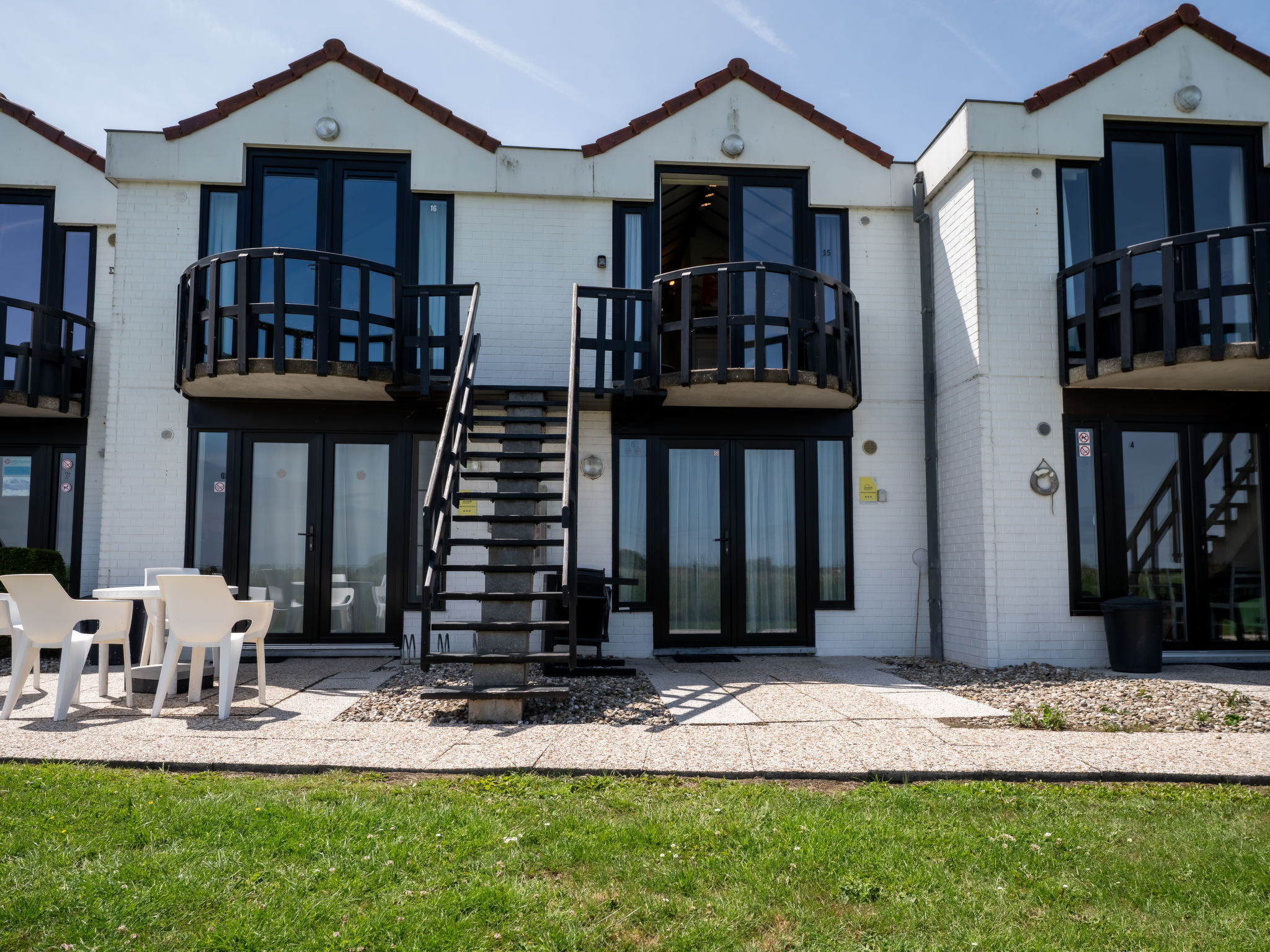 Julie with parking and shared pool-Buiten
