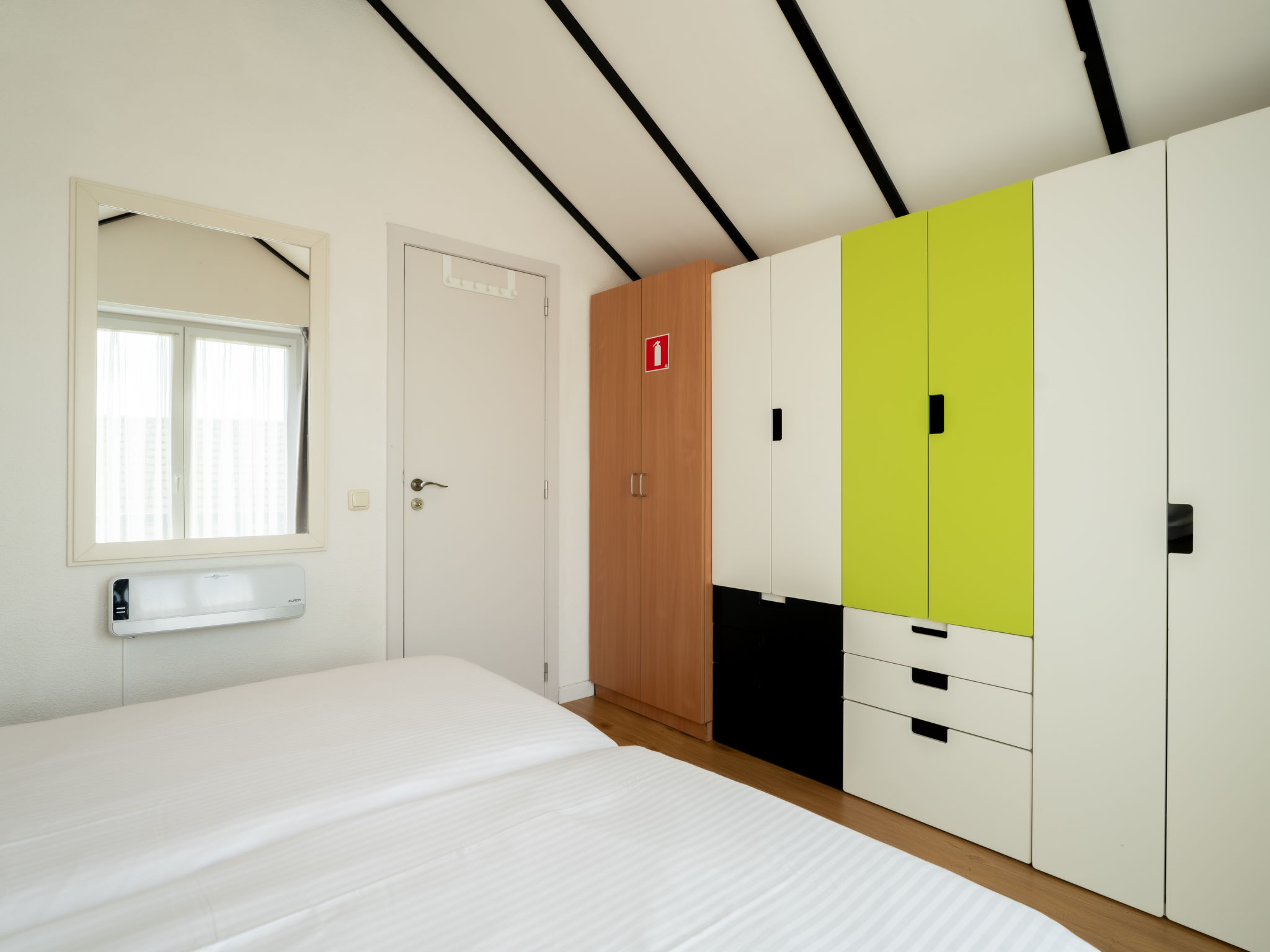 Julie with parking and shared pool-Binnen