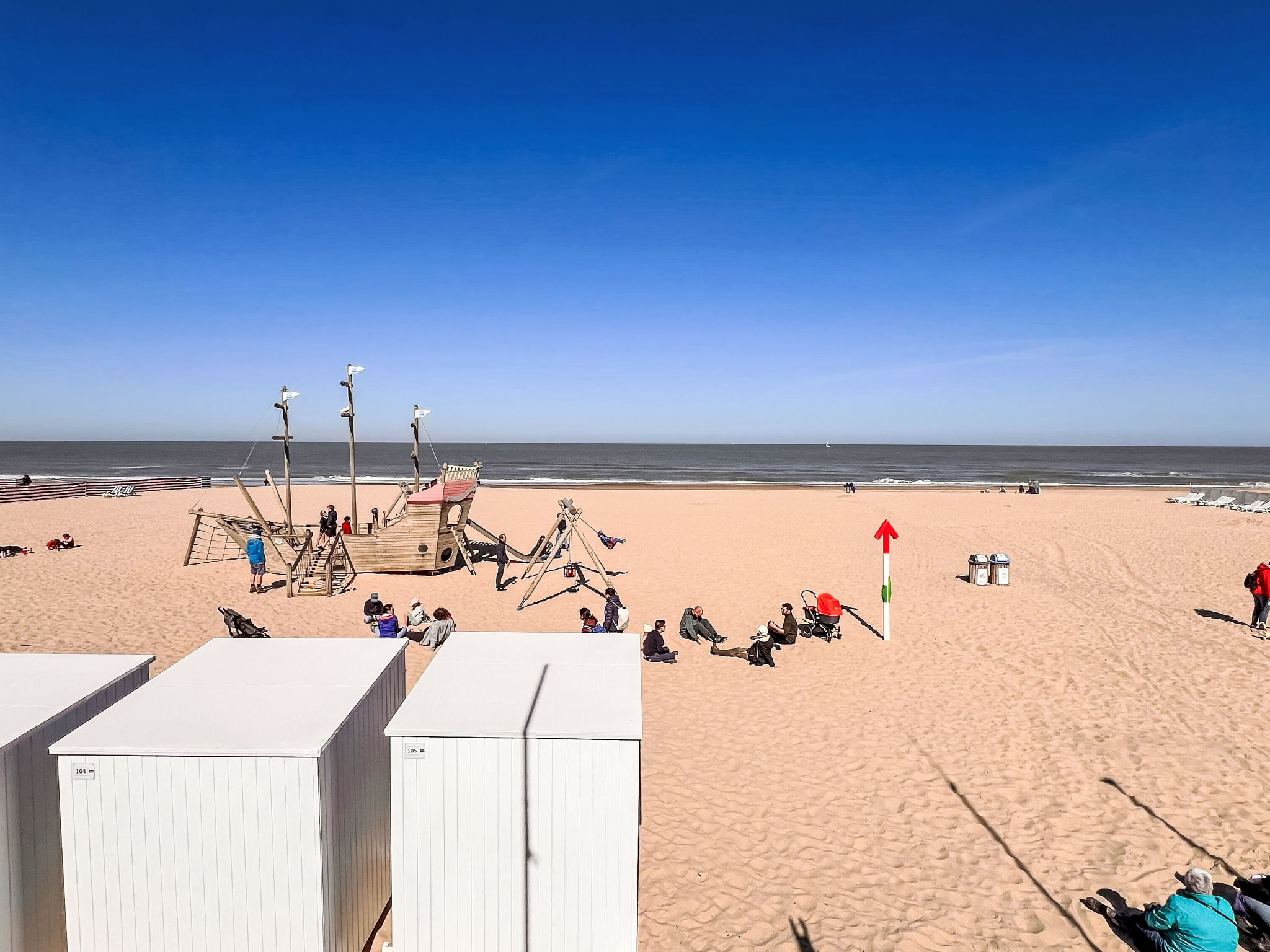 Appartment with beach cabine and parking-Buiten