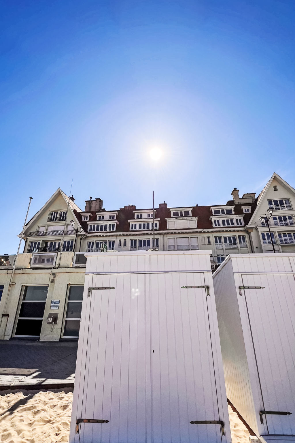Appartment with beach cabine and parking-Buiten