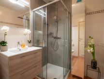 Licht studio-appartement met zwembadzicht in De Haan, vlakbij zee - thumbnail 4