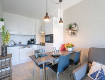 Licht studio-appartement met zwembadzicht in De Haan, vlakbij zee - thumbnail 3
