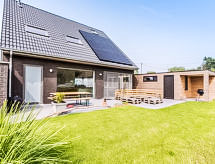 Ferienhaus Villa Vosseslag - garage and big garden
