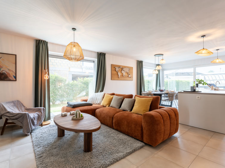 Halfvrijstaand huis 4-kamers. Het objekt is geschikt voor 4 volwassenen + 2 kinderen. Ruim en licht, modern en smaakvol ingericht: hal met aparte WC. Groot woon-/eetkamer met Digitale TV, internationa..