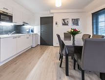 Op 600 m van zee: Zonnig duplex appartement in De Haan - thumbnail 2