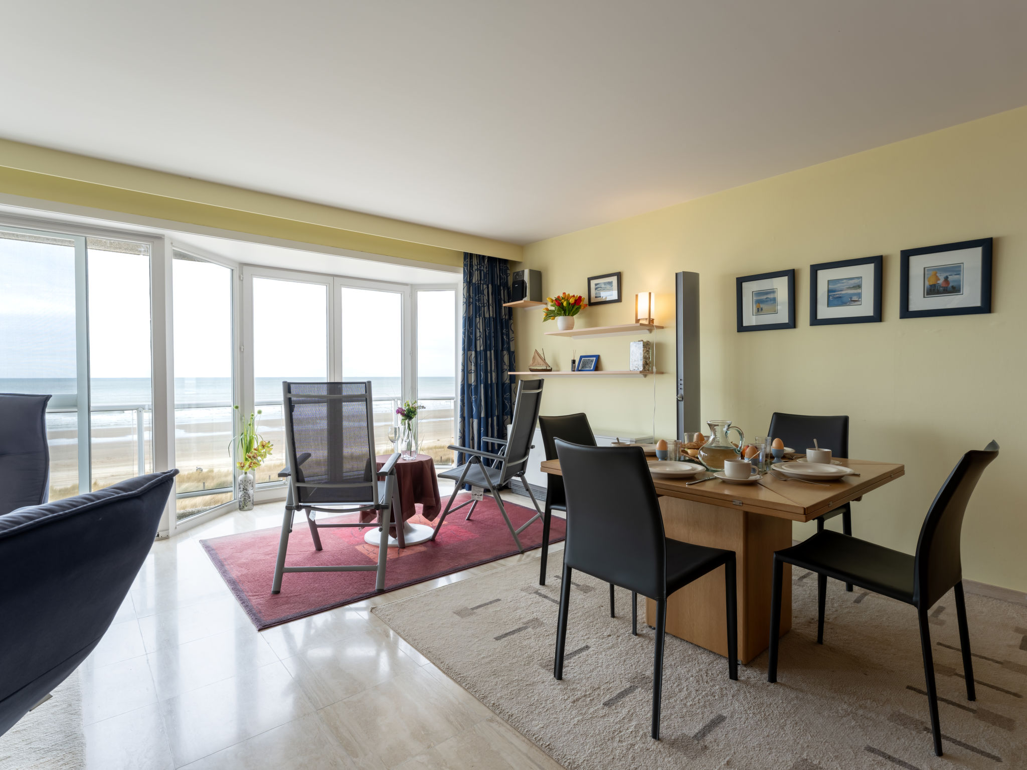 "Mitsou with seaview and parking", appartement 3-kamers op de 2e verdieping. Licht, comfortabel en gezellig ingericht: hal. Woon-/eetkamer met Digitale TV en internationale TV-zenders. Uitgang naar he..