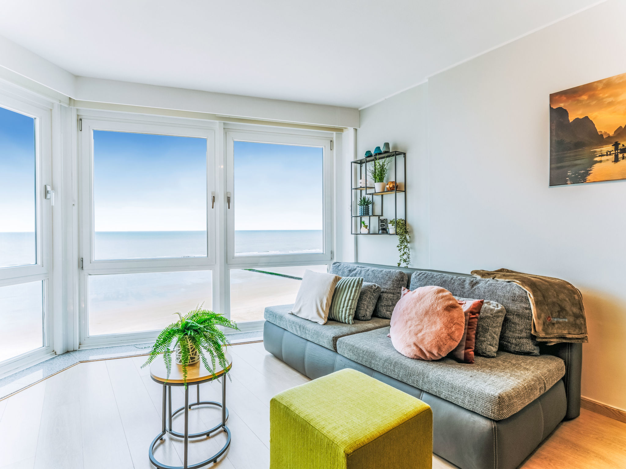 "Sea view west", appartement 2-kamers 45 m2 op de 8e verdieping. Het objekt is geschikt voor 2 volwassenen + 2 kinderen. Licht, comfortabel en gezellig ingericht: open woon-/slaapkamer met 1 divanbed ..