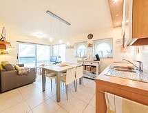 Op 1,0 km van zee: Comfortabel appartement in Bredene met zwembad · 4 pers. - thumbnail 1