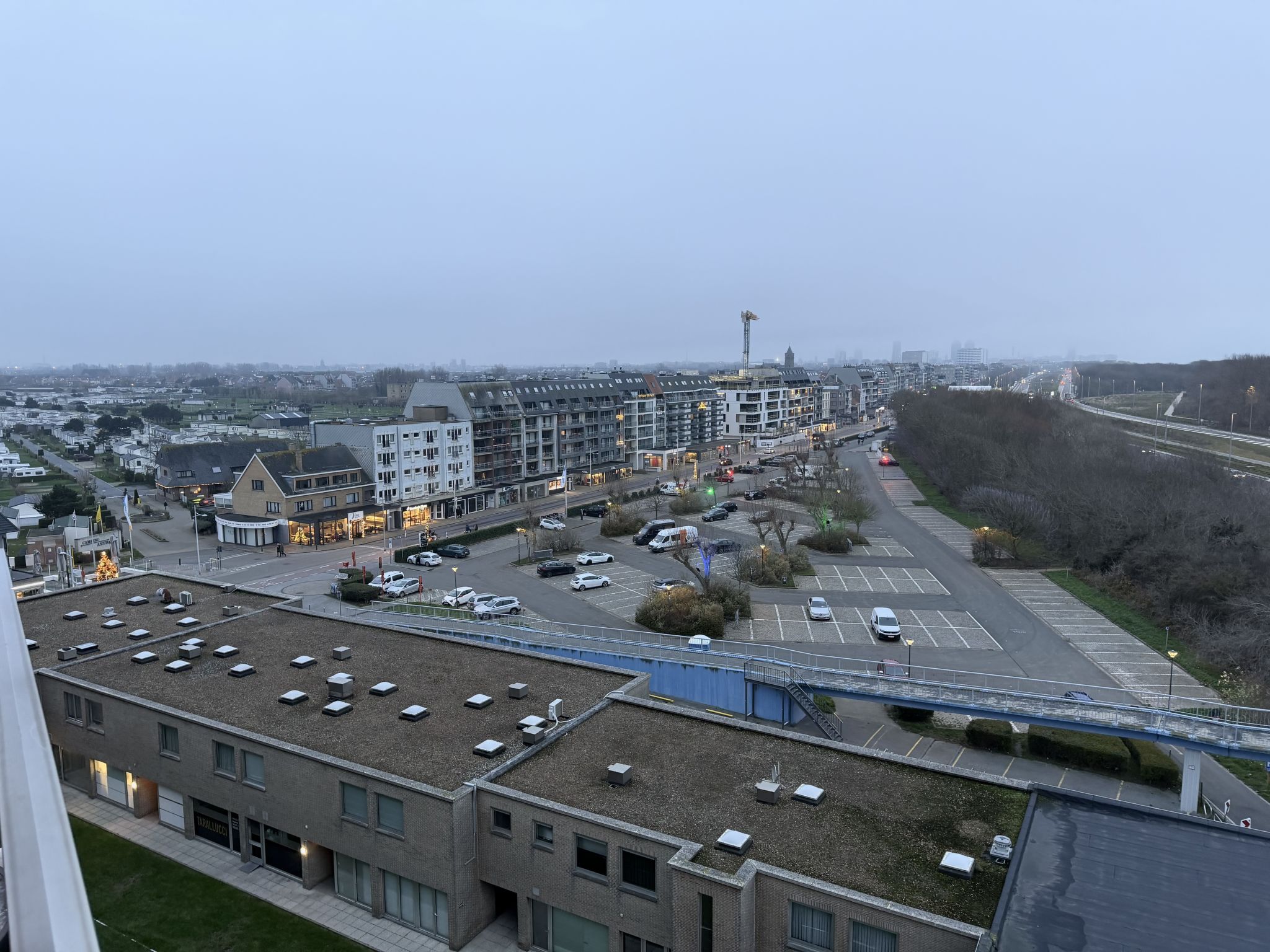 Studio 806 with balcony-Buiten