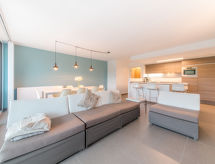 Op 300 m van zee: Ruim modern appartement in Bredene - thumbnail 3