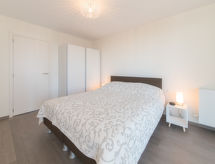 Op 300 m van zee: Ruim modern appartement in Bredene - thumbnail 5
