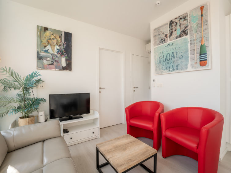 "New Dahlia 17", chalet 3-kamers 44 m2. Comfortabel en modern ingericht: open woon-/eetkamer met eettafel, internationale TV-zenders en air-conditioning. Uitgang naar het terras. 1 2-pers. kamer met 1..