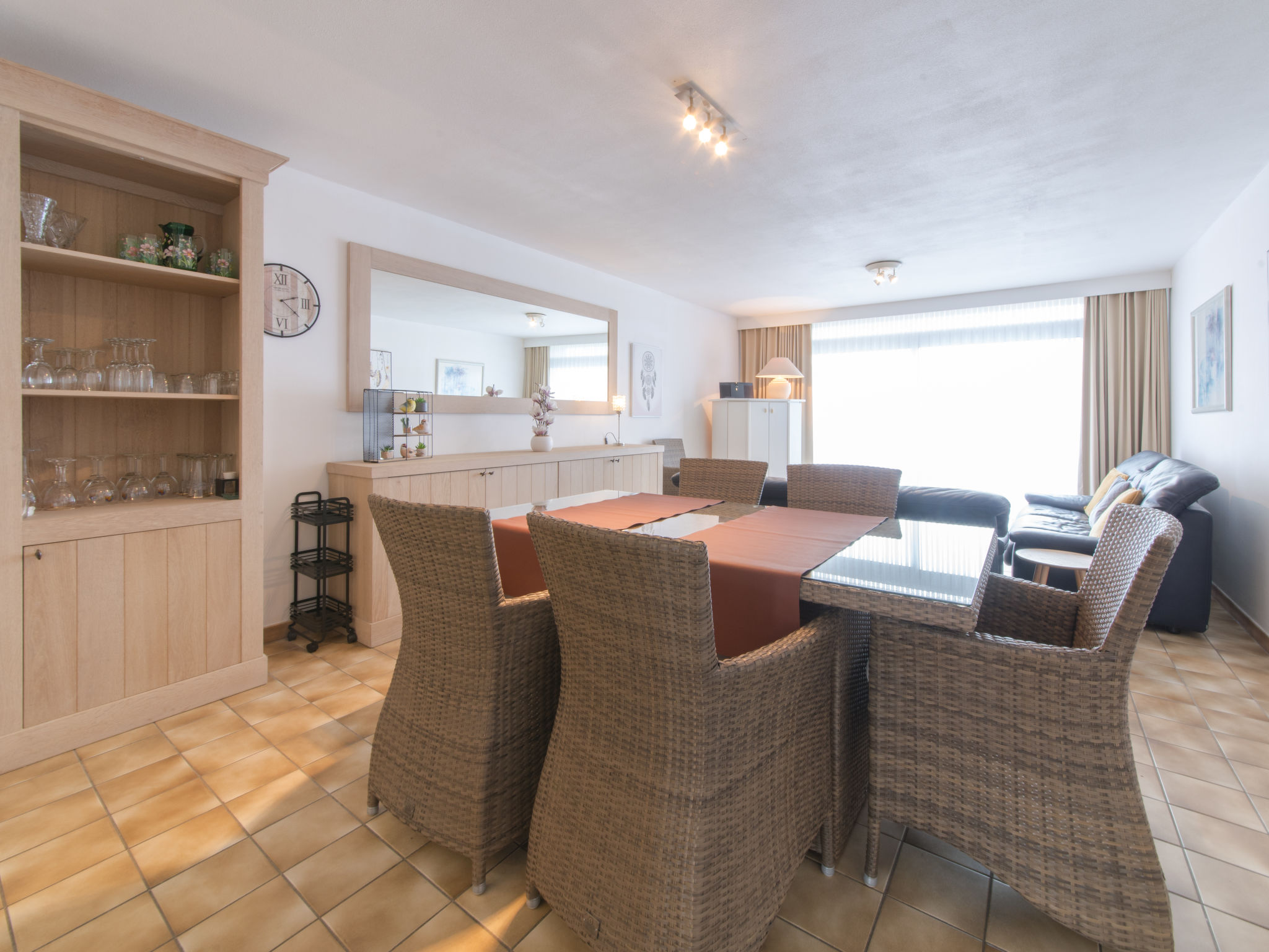 "103", appartement 2-kamers 60 m2 op de 1e verdieping. Het objekt is geschikt voor 2 volwassenen + 2 kinderen. Doelmatig ingericht: hal met aparte WC en elektrische verwarming. Woon-/eetkamer met eett..