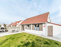 Op 600 m van zee: Vrijstaand vakantiehuis met verwarmd zwembad in Bredene - thumbnail 5