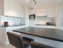 4-persoons appartement op 400 m van het strand in Bredene - thumbnail 3