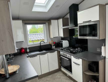 Modern chalet aan het water met zwembad en terras in Jabbeke - thumbnail 4