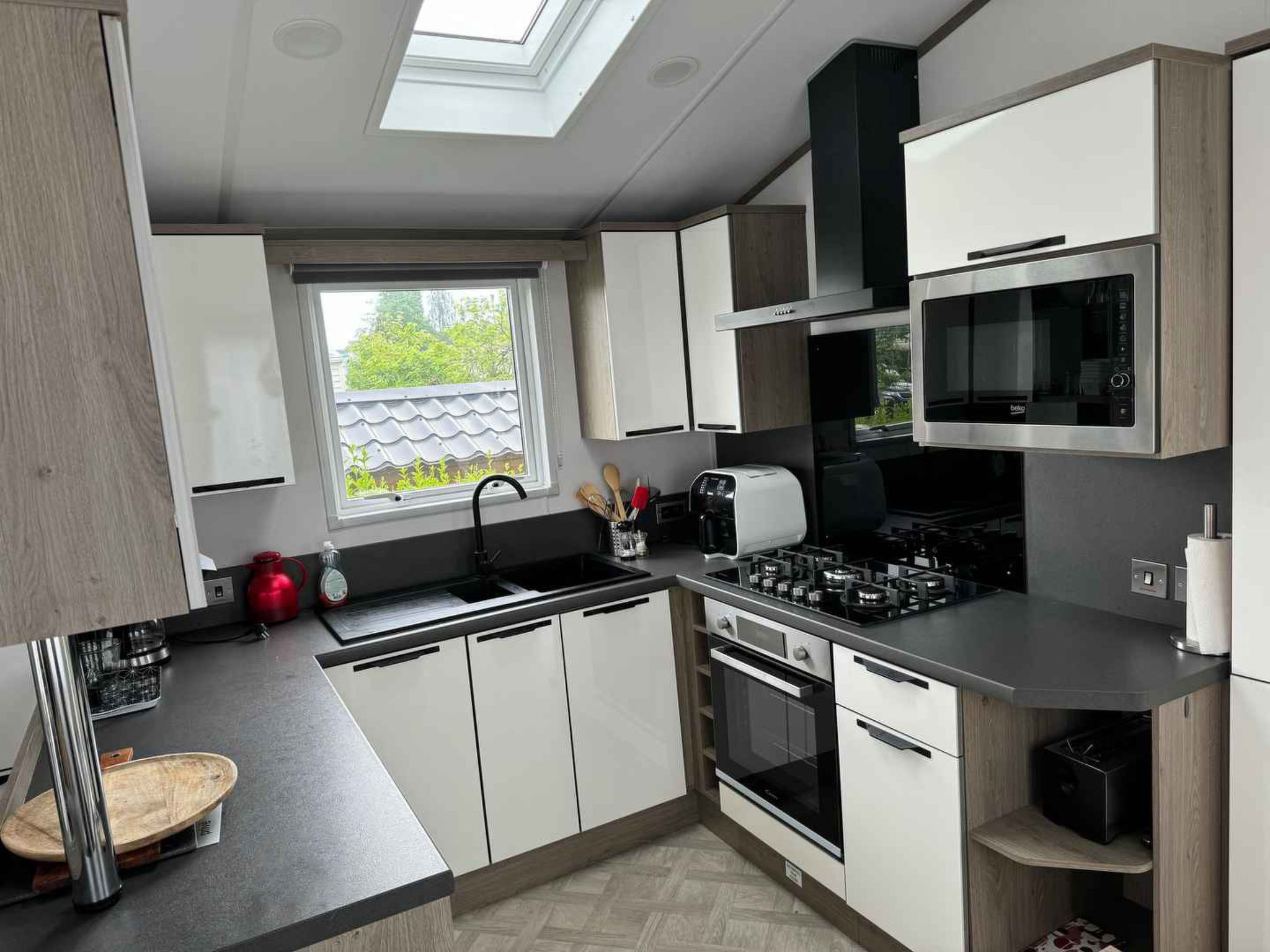 Modern chalet aan het water met zwembad en terras in Jabbeke - foto 4