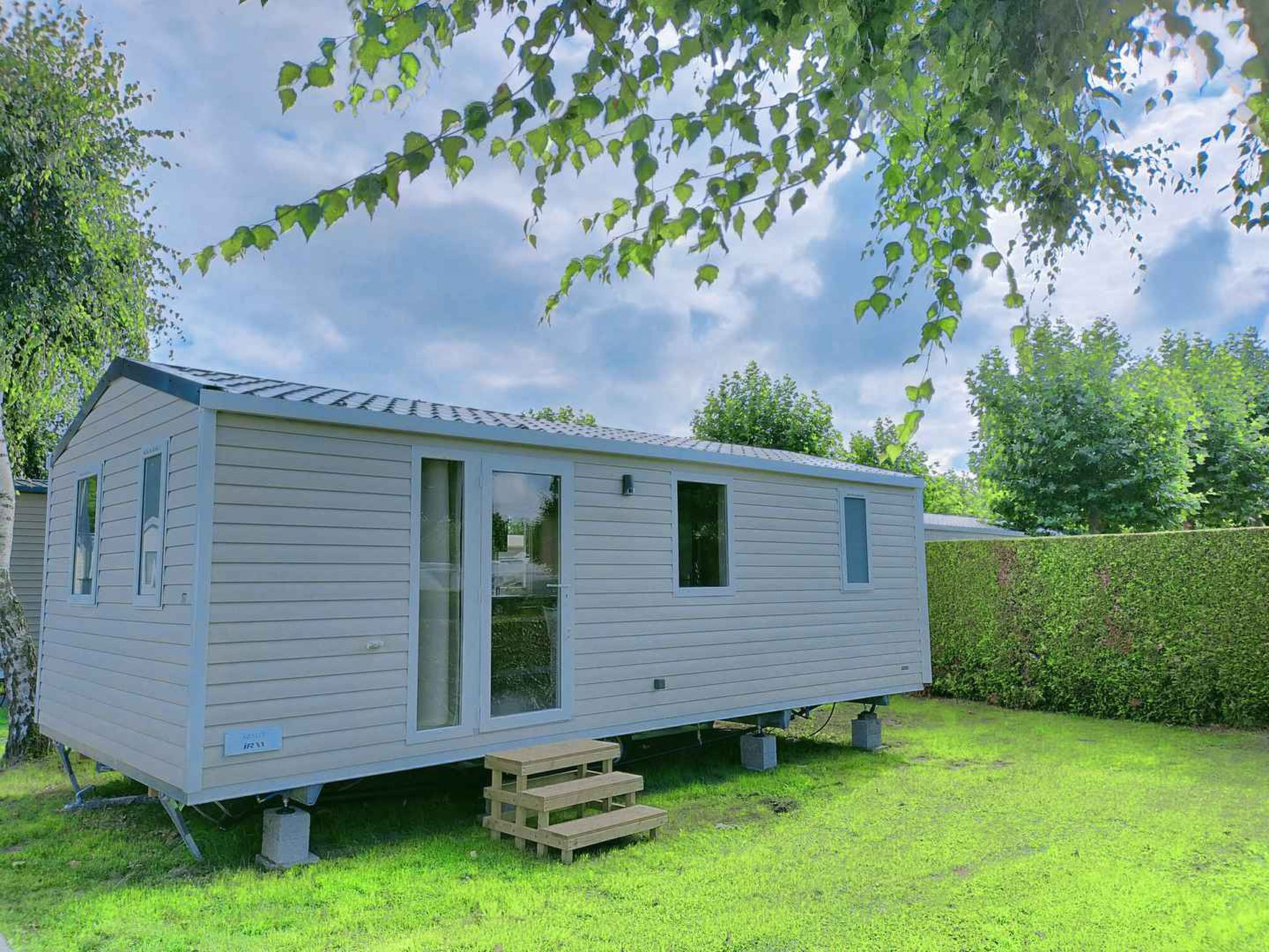 Ontdek het comfort van het Premium Chalet voor 4 personen op het prachtige recreatiedomein Klein Strand in Jabbeke. Deze stijlvolle en moderne accommodatie is perfect voor wie op zoek is naar rust, ru..