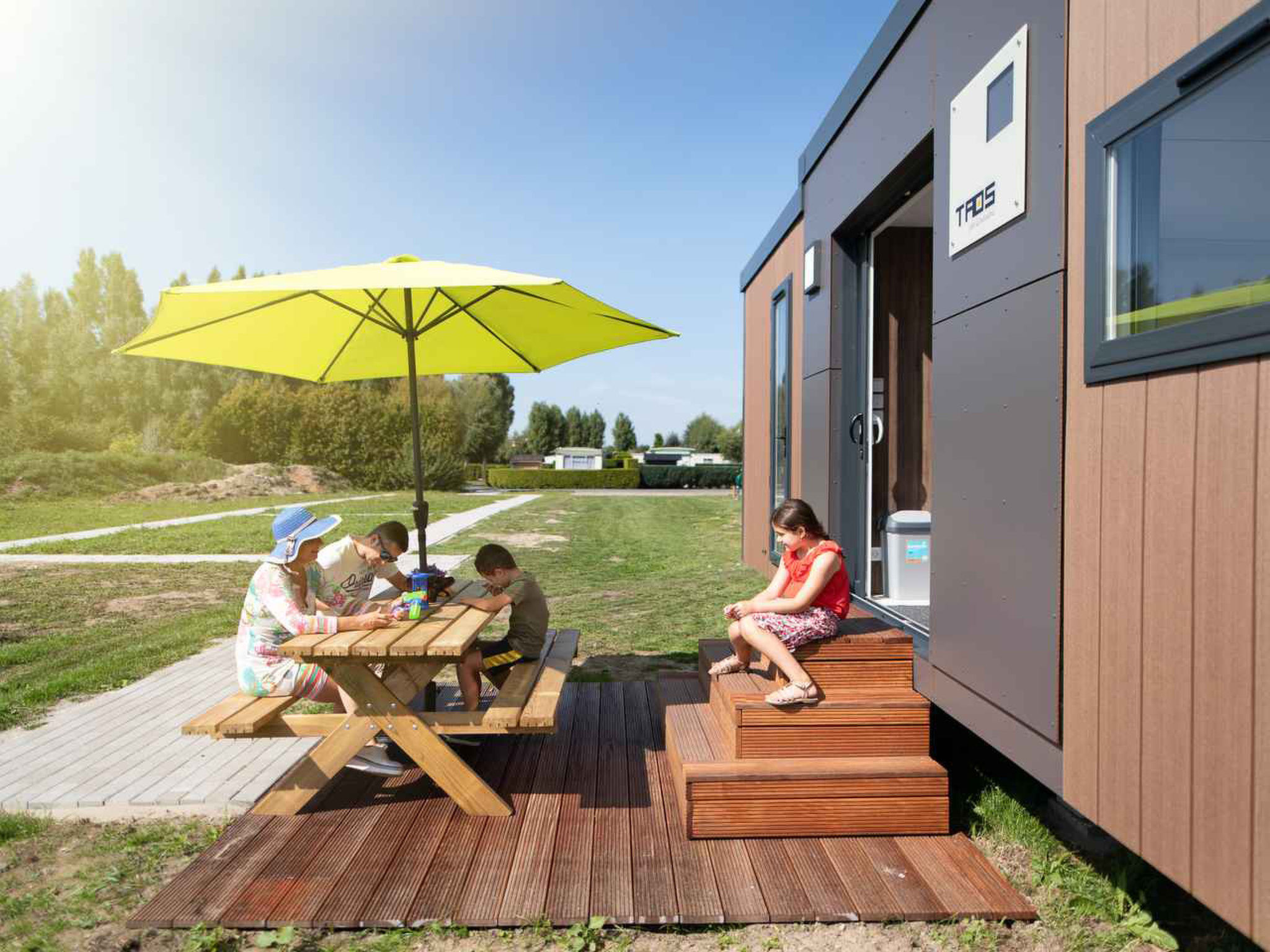 "Vakantiepark Klein Strand - Luxe Chalet 6p", 3-Zimmer-Chalet 50 m2, im Erdgeschoss. Objekt geeignet für 6 Erwachsene. 1 Zimmer mit 1 Doppelbett und TV. 1 Zimmer mit 2 Betten. 1 Zimmer mit 1 x 2 Etag..