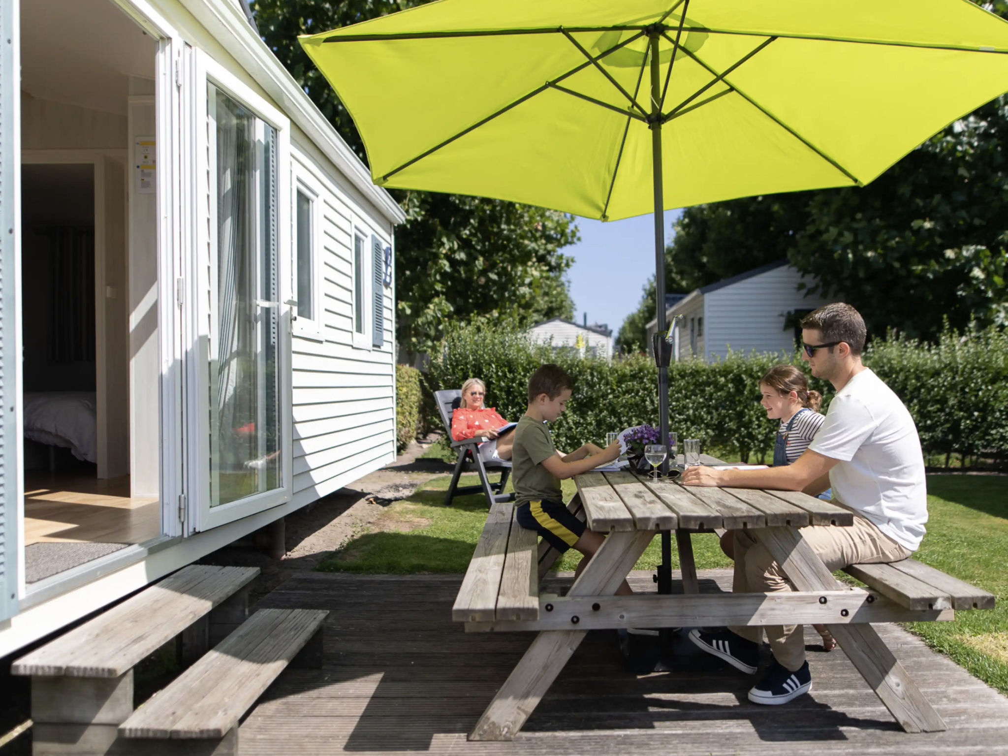 Comfort Chalet 6 personen – Klein Strand Jabbeke

De Comfort Chalet voor 6 personen op recreatiedomein Klein Strand in Jabbeke is de ideale accommodatie voor gezinnen of vriendengroepen die op zoek ..