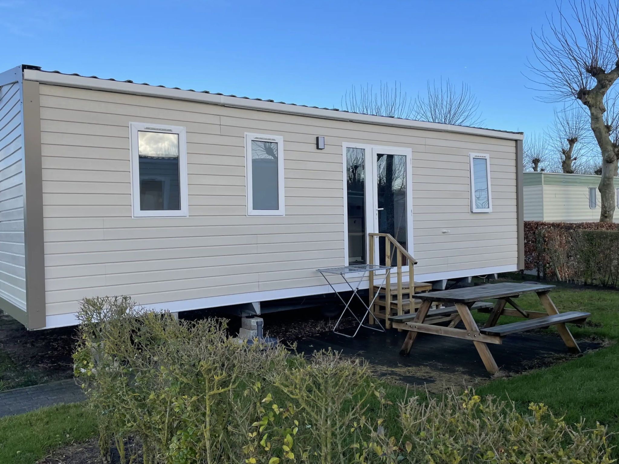 Dit Cottage Chalet is een heerlijke plek voor een ontspannen verblijf en biedt comfortabel ruimte aan maximaal zes personen. Het chalet beschikt over drie sfeervolle slaapkamers, elk geschikt voor twe..