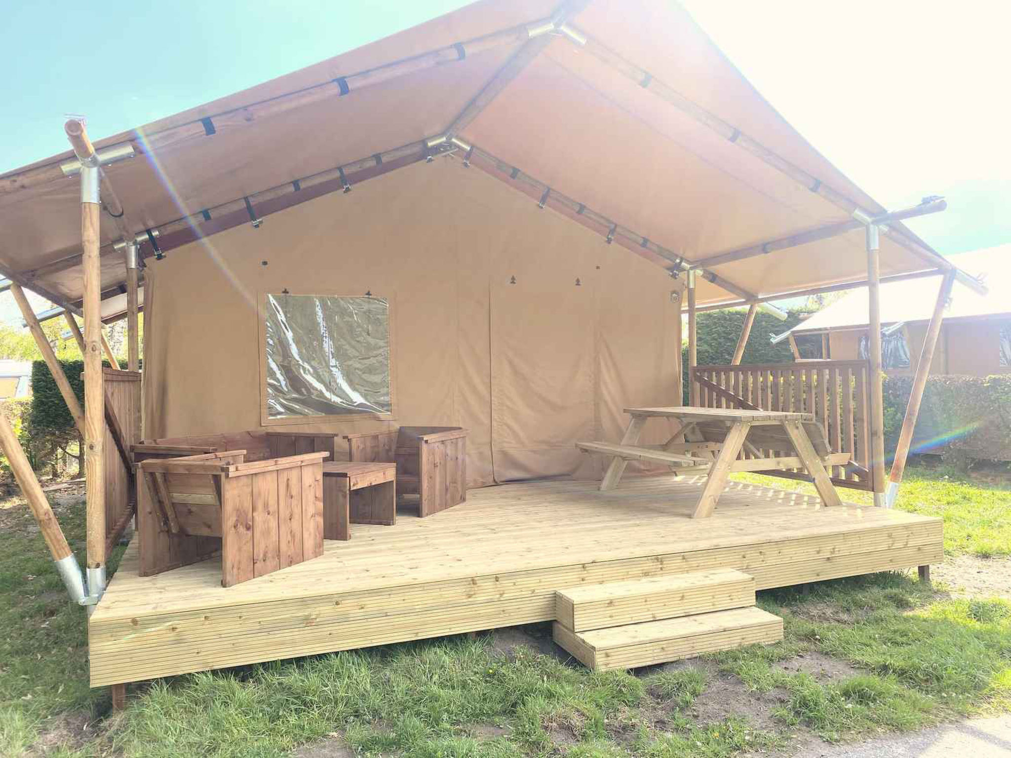 Ontdek onze prachtige glamping voor vier personen op Recreatiedomein Klein Strand, gelegen op slechts 15 minuten rijden van het historisch Brugge. De ruime tent combineert het échte kampeergevoel met..