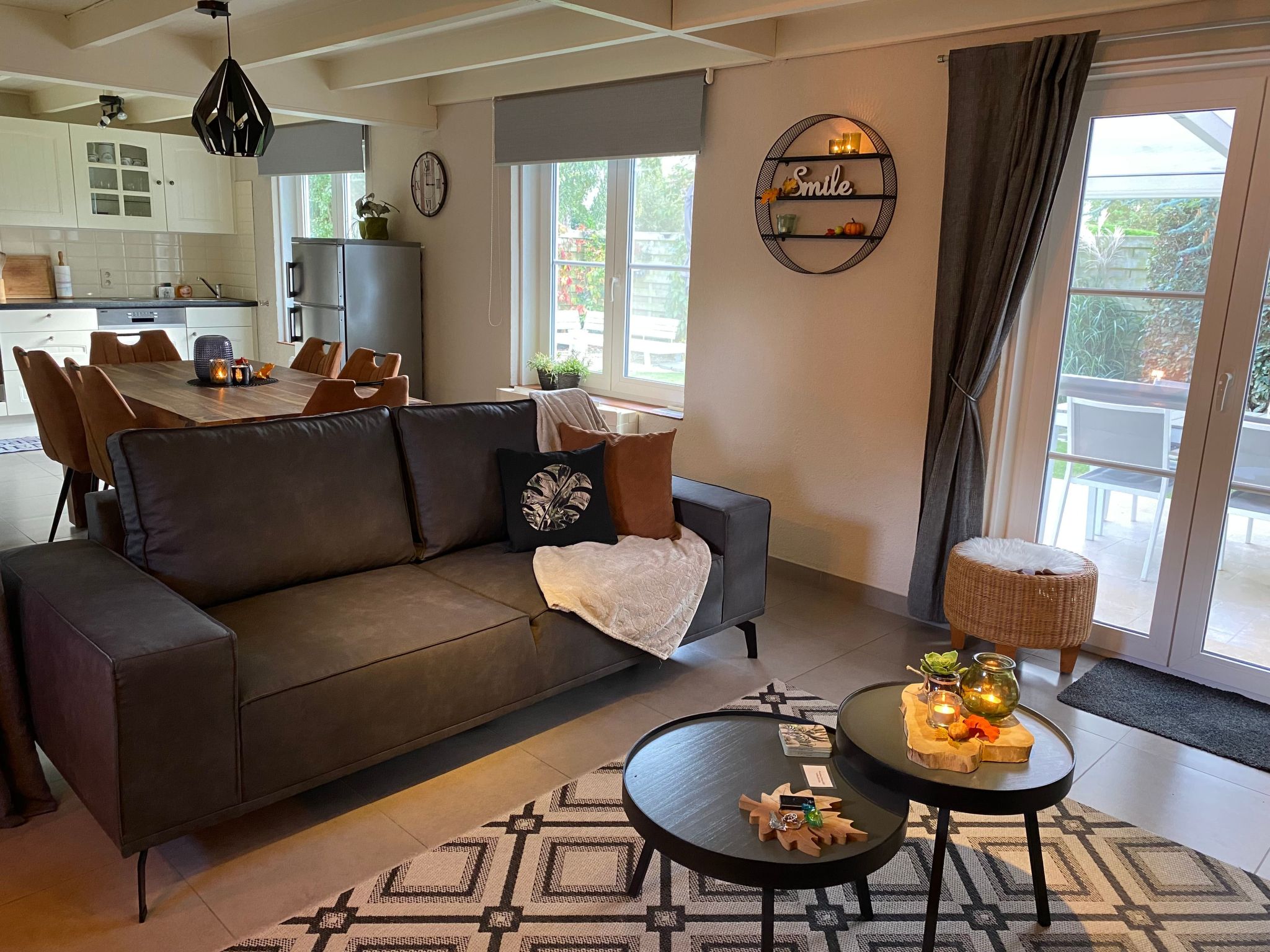 Zonneweelde bei Dünen und Wald-Inside