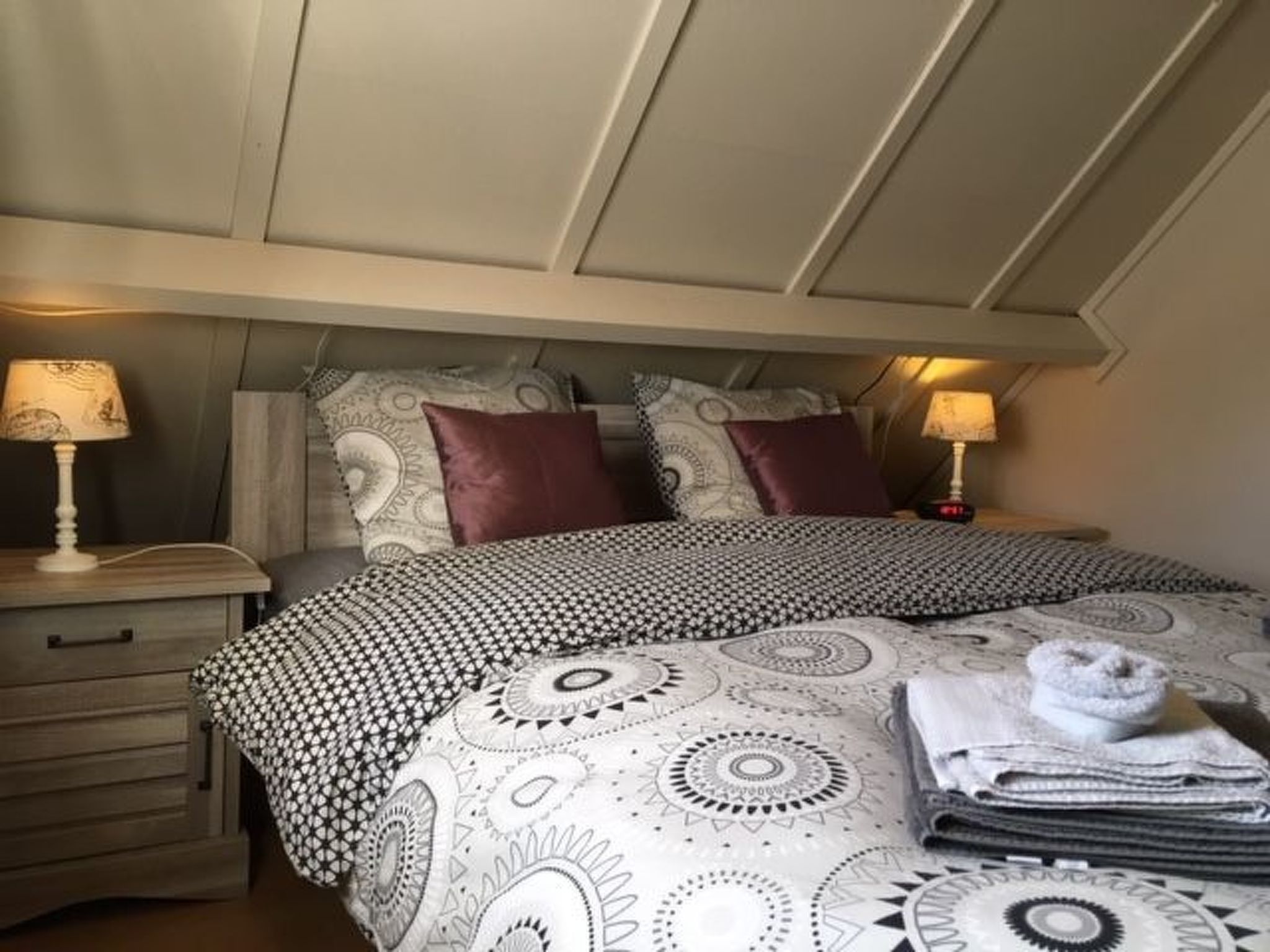 Zonneweelde bei Dünen und Wald