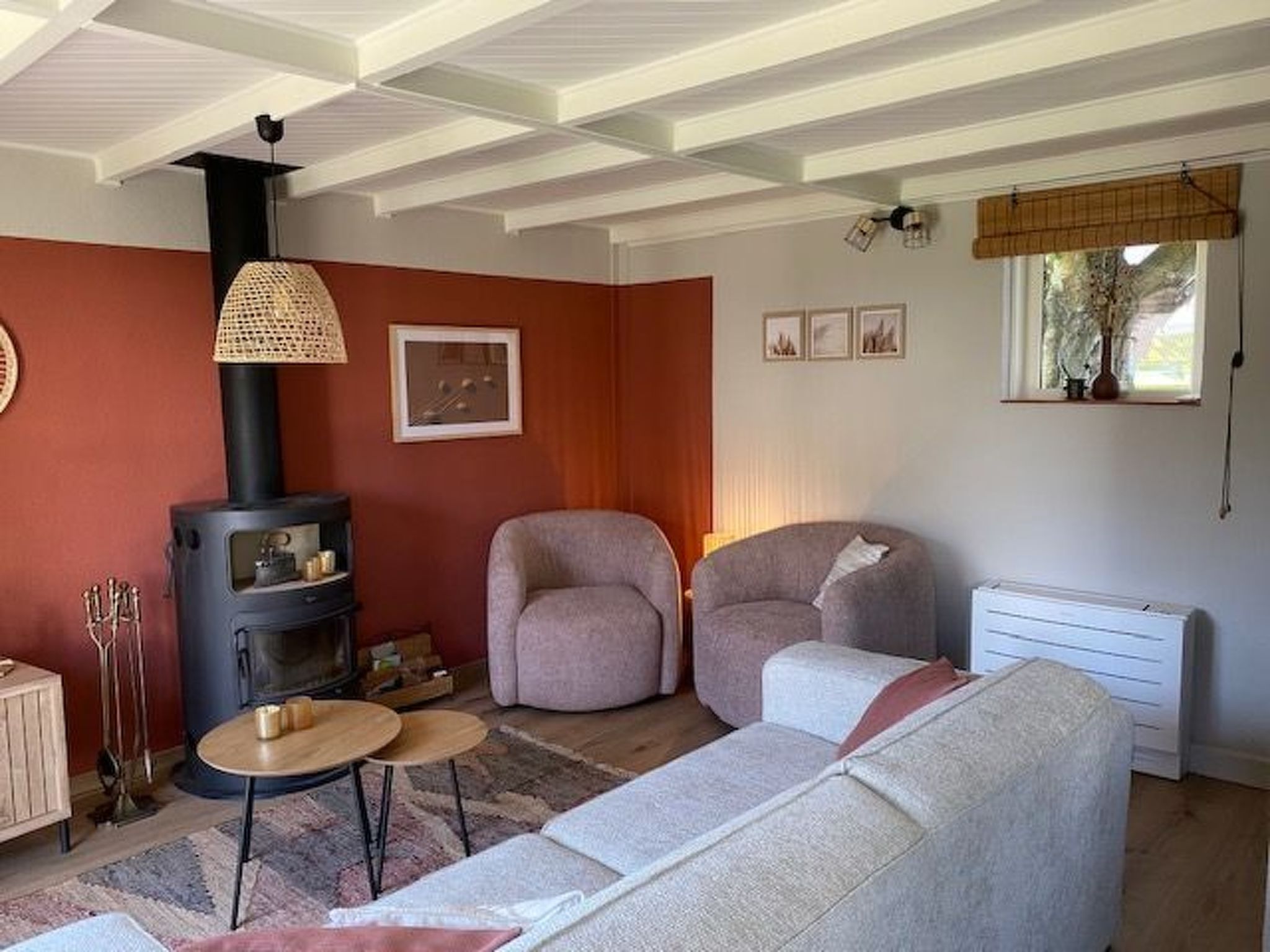 Zonnewind in der Nähe von Dünen und Wald-Inside