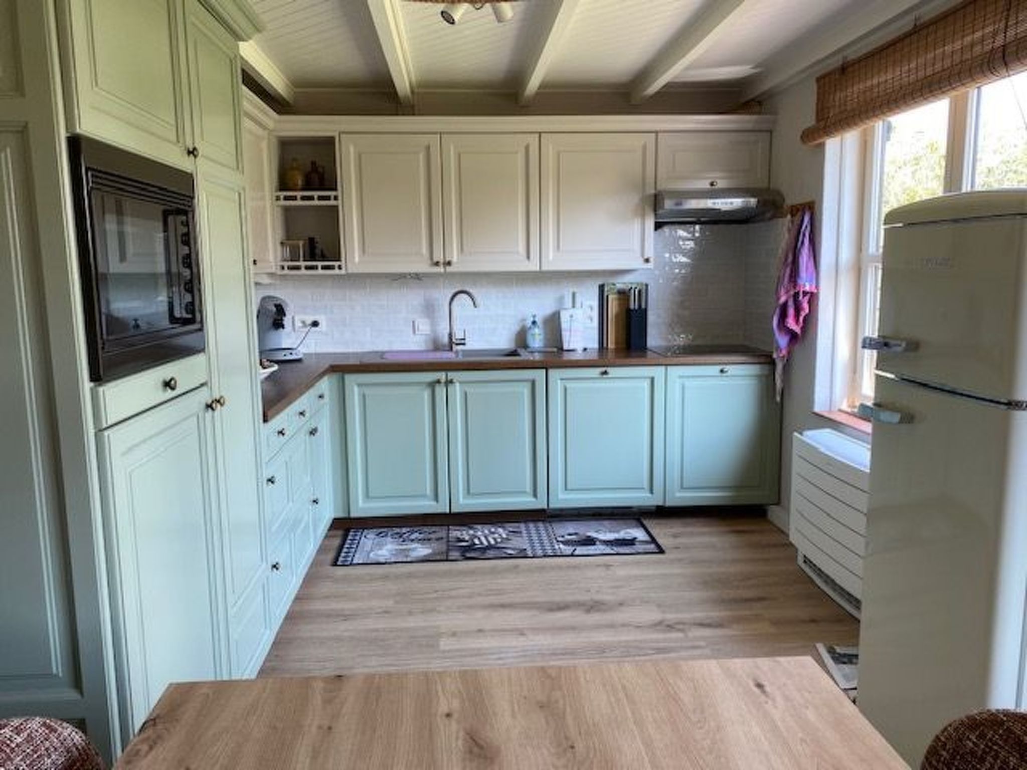 Zonnewind in der Nähe von Dünen und Wald-Inside