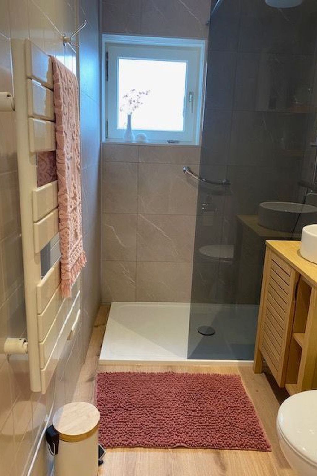 Zonnewind in der Nähe von Dünen und Wald-Inside