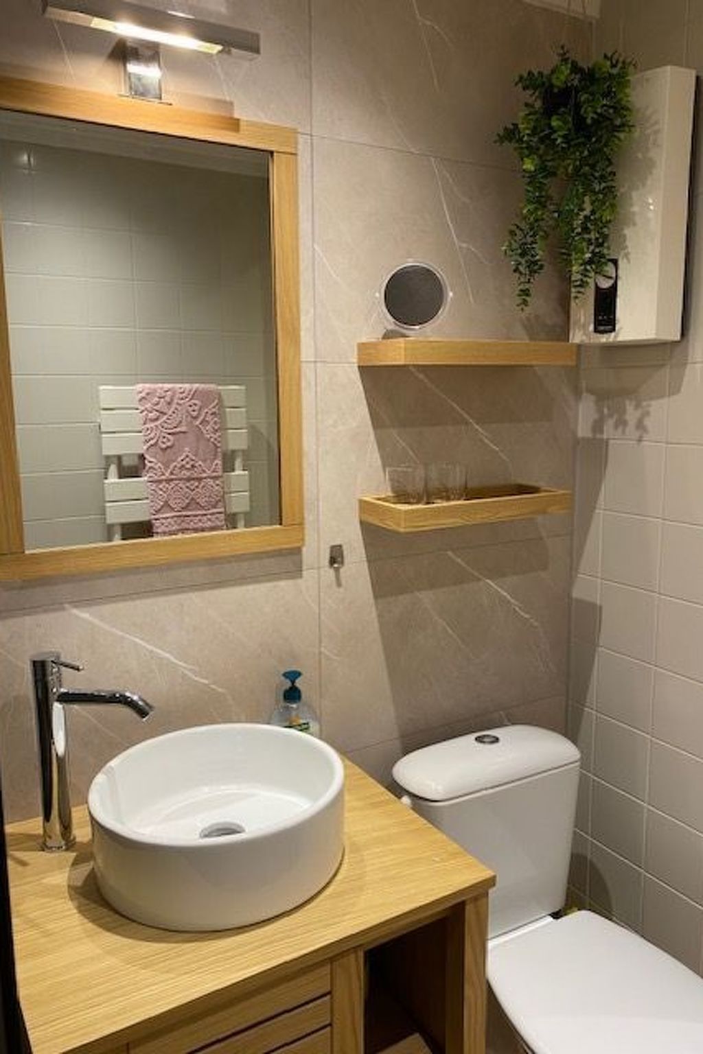 Zonnewind in der Nähe von Dünen und Wald-Inside