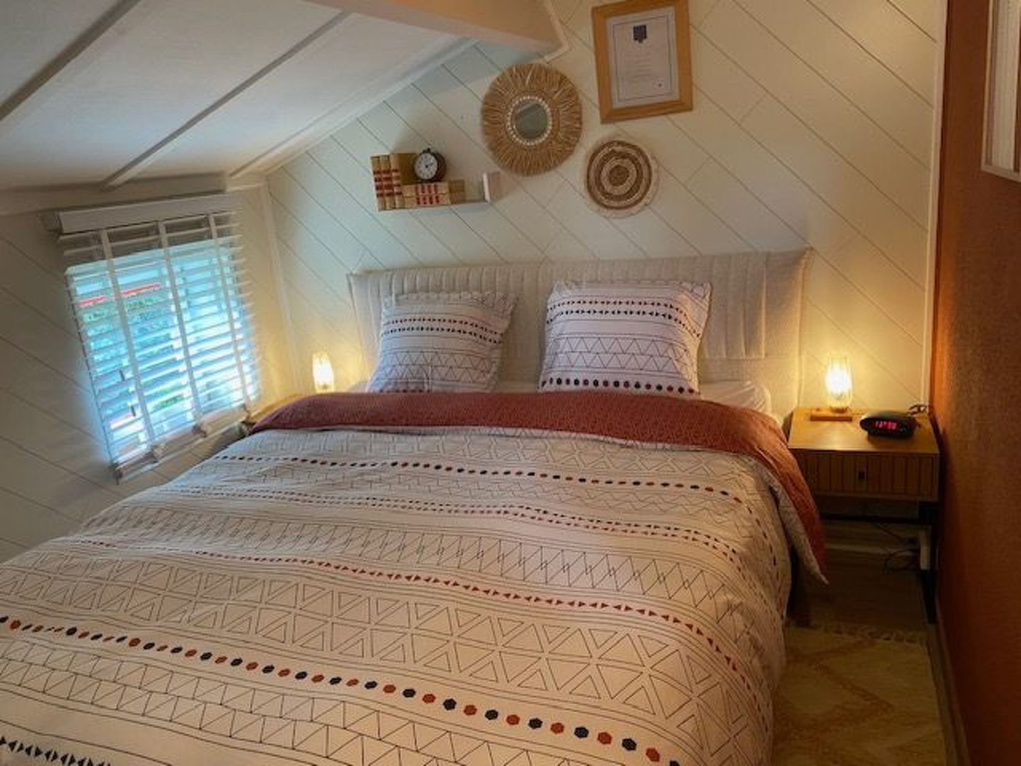 Zonnewind in der Nähe von Dünen und Wald-Inside