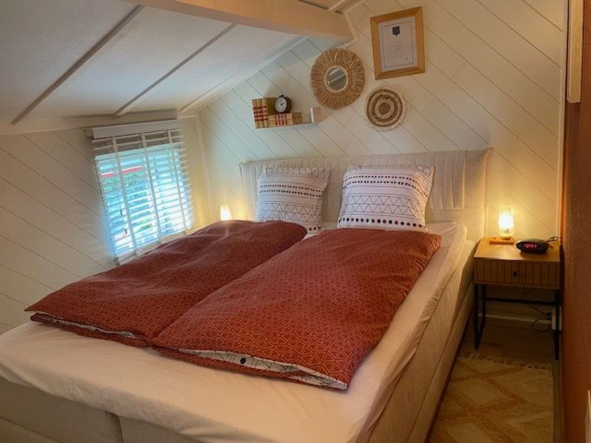 Zonnewind in der Nähe von Dünen und Wald-Inside