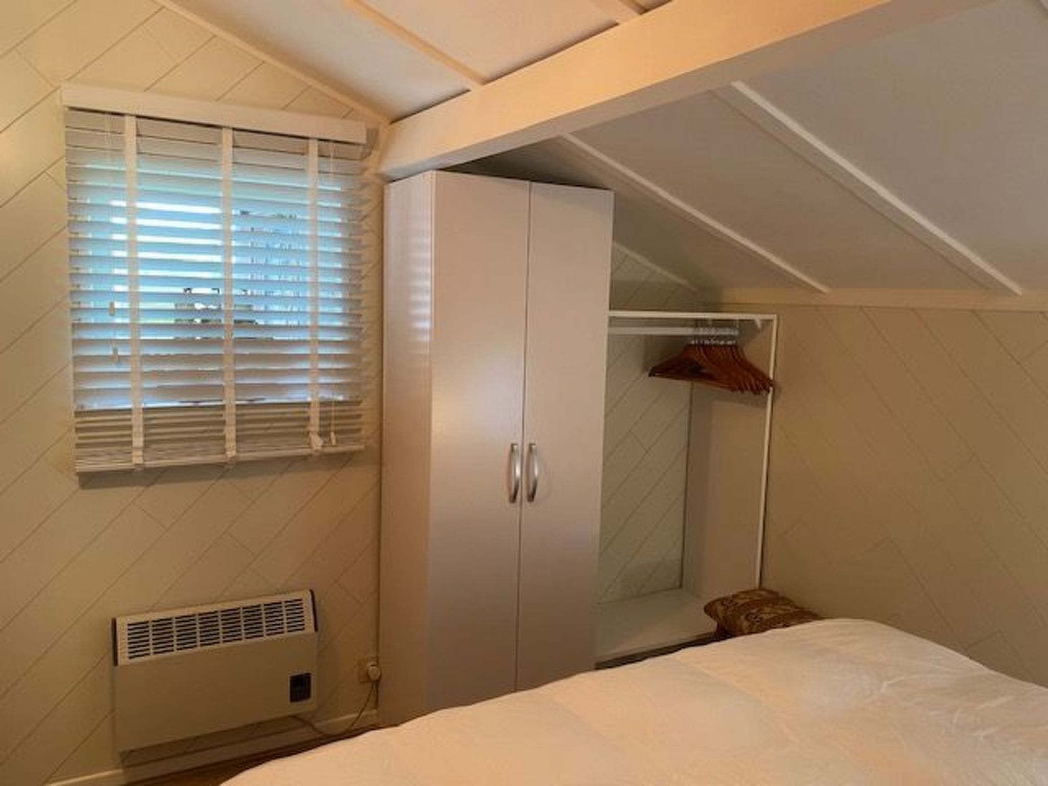 Zonnewind in der Nähe von Dünen und Wald-Inside