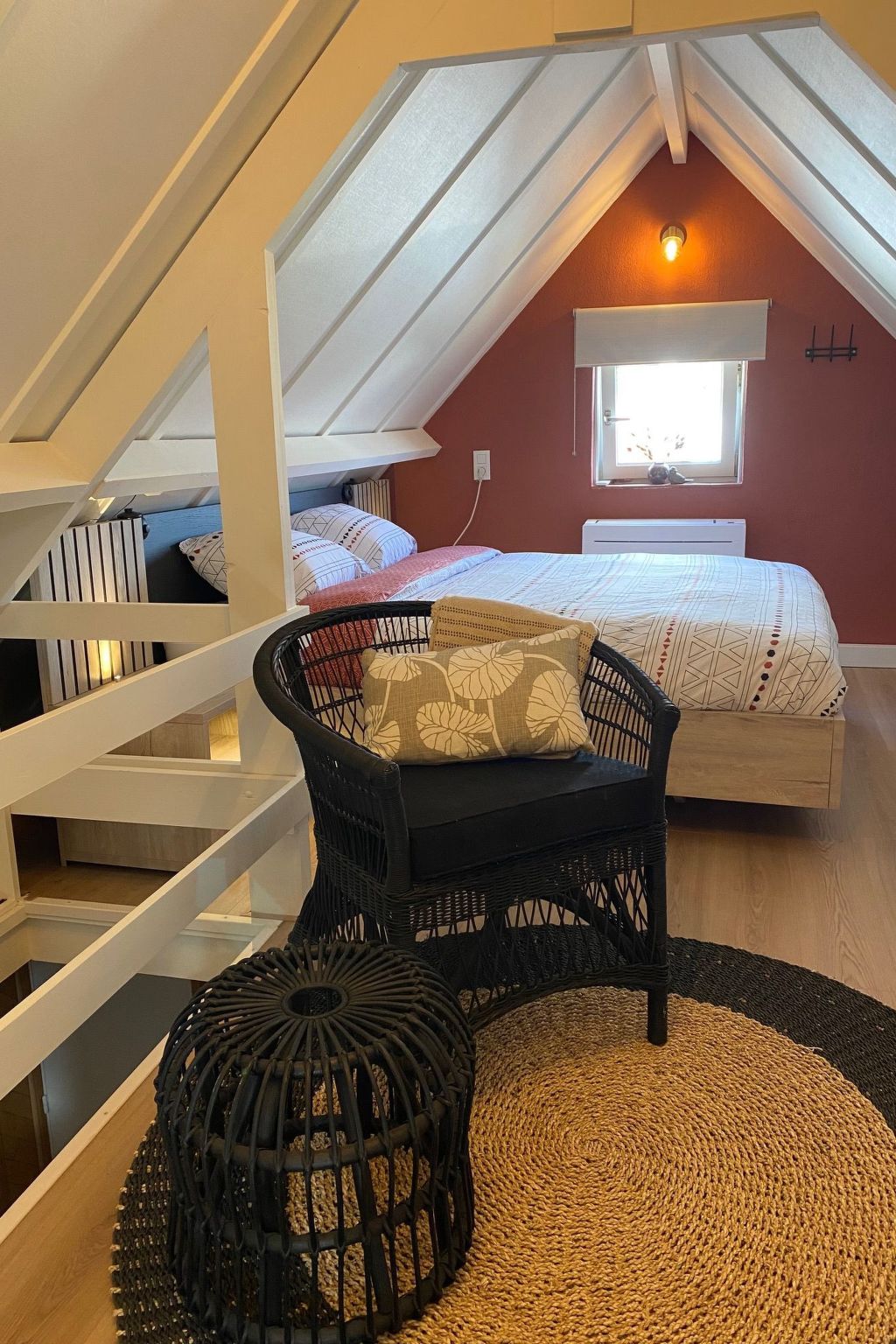 Zonnewind in der Nähe von Dünen und Wald-Inside