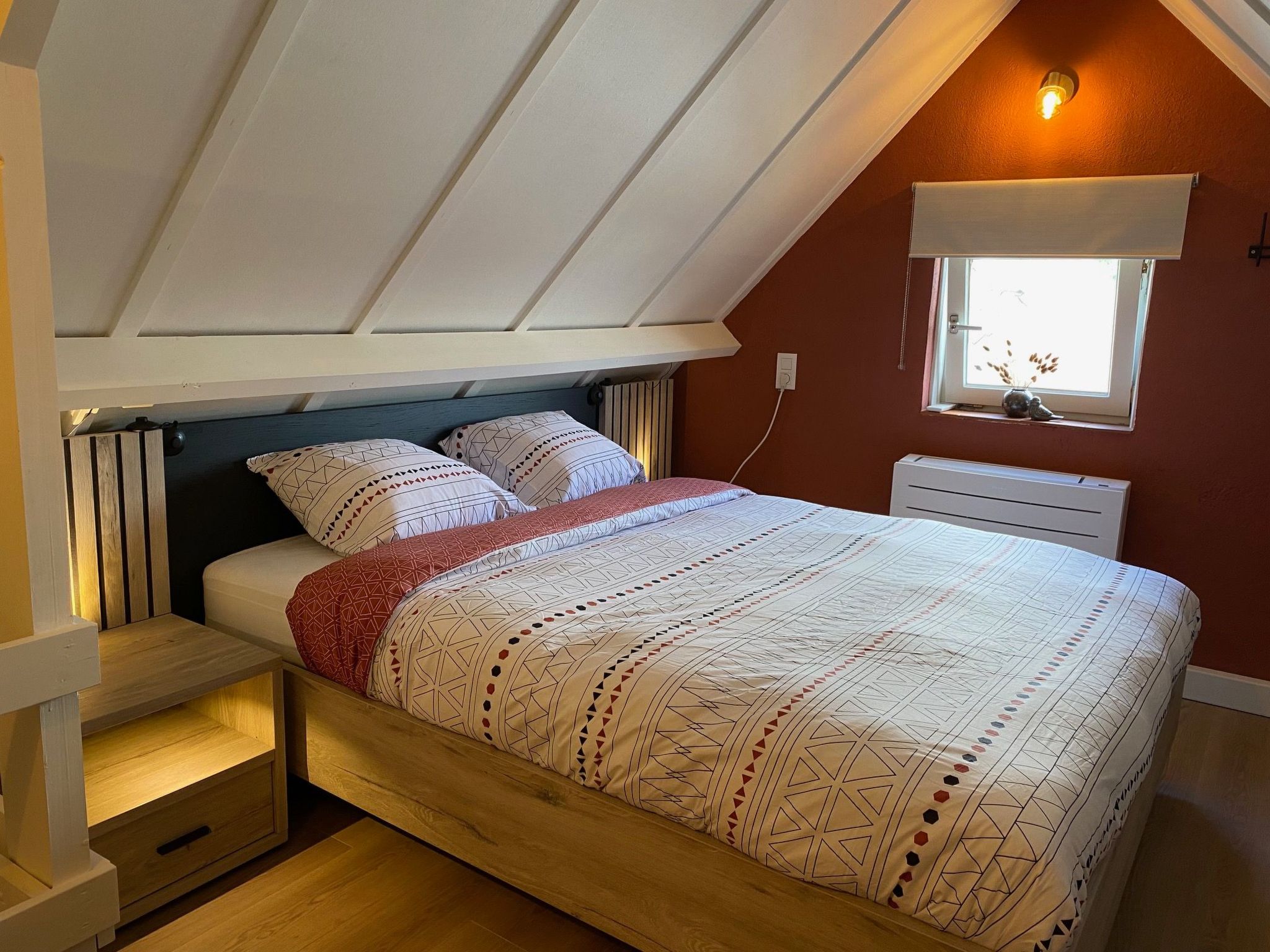 Zonnewind in der Nähe von Dünen und Wald-Inside