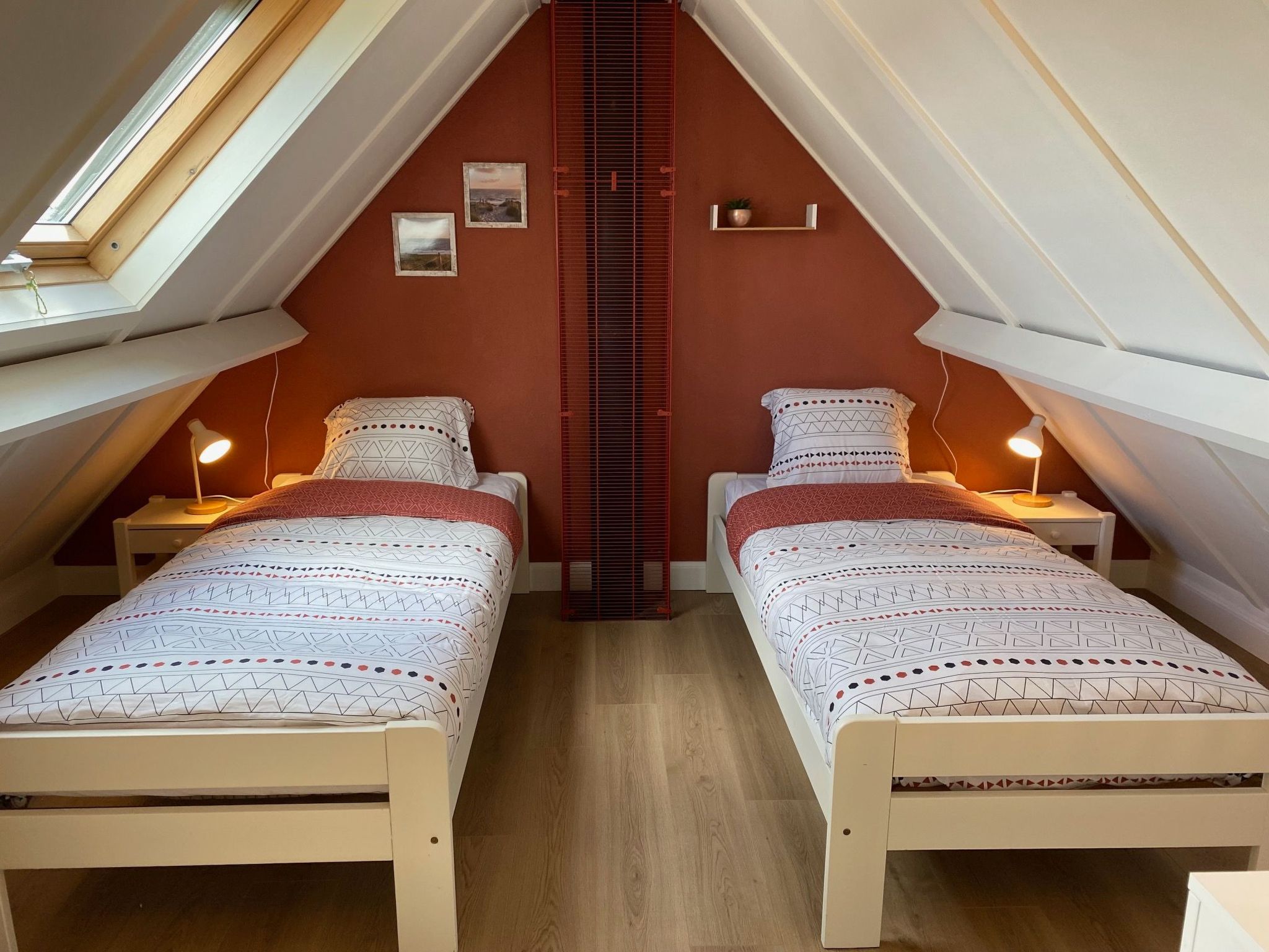 Zonnewind in der Nähe von Dünen und Wald-Inside